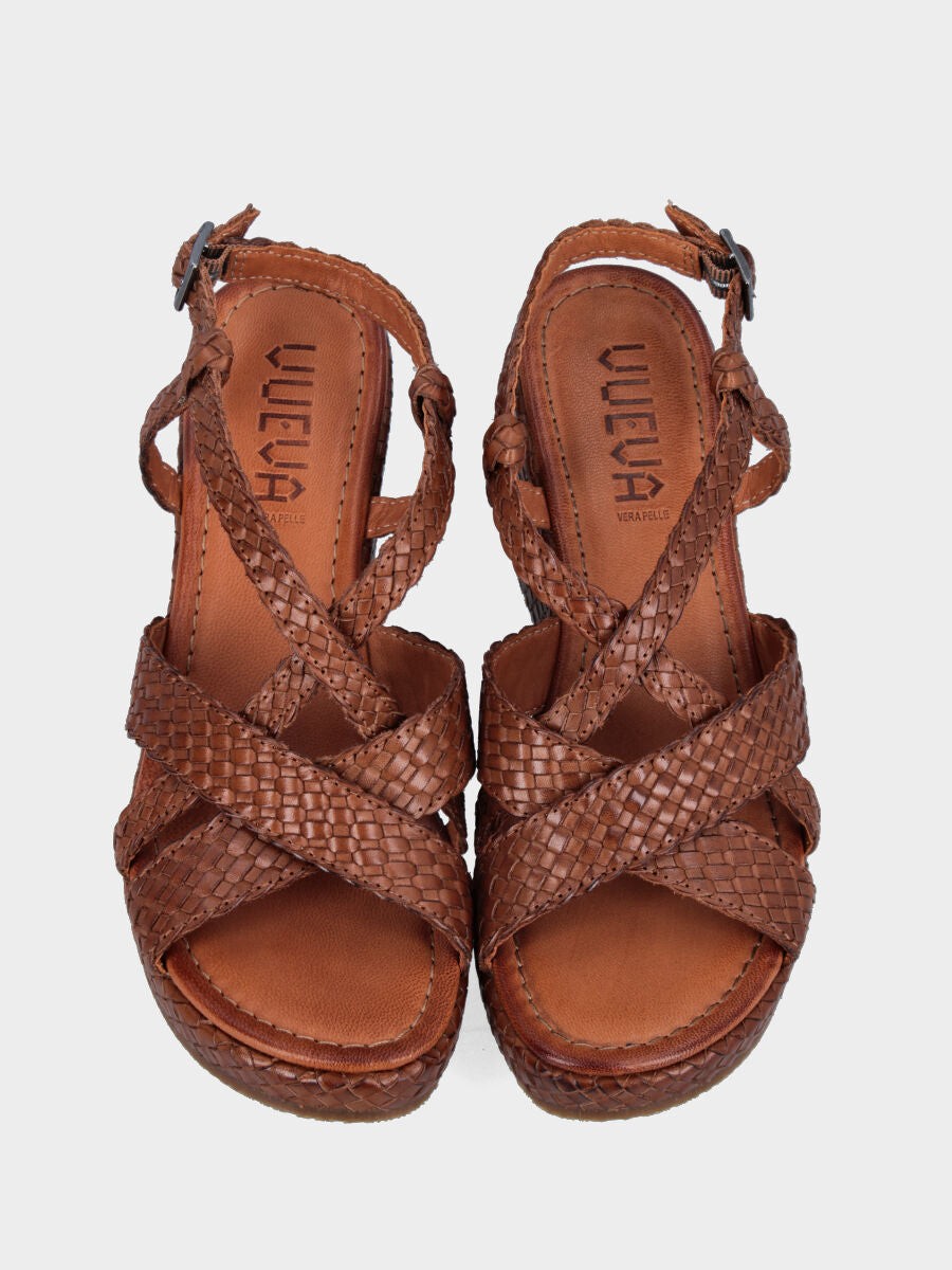 Sandalo in nappa color cuoio con zeppa intrecciata e fasce incrociate