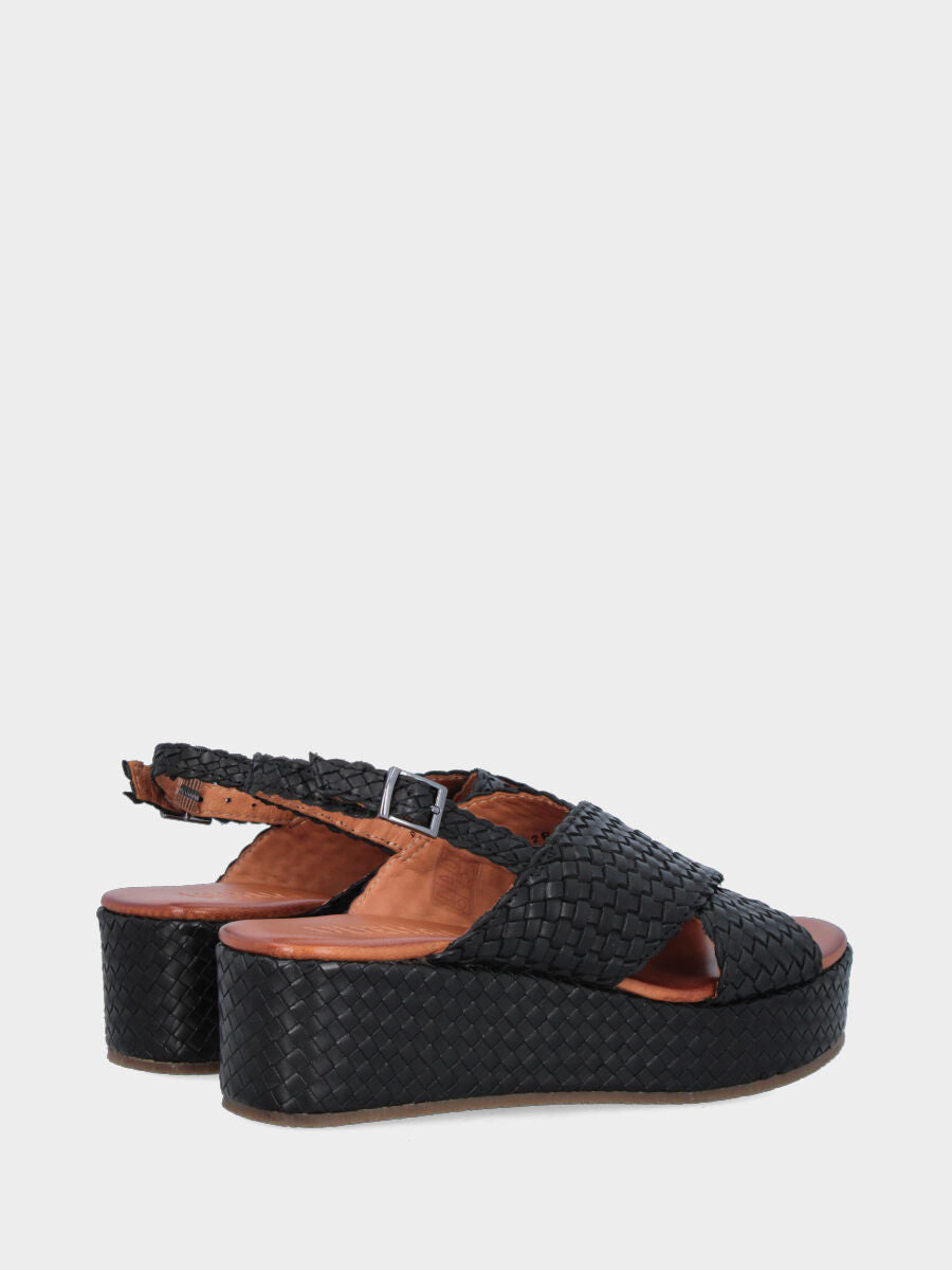 Sandalo platform in nappa nera con intrecci e fasce incrociate