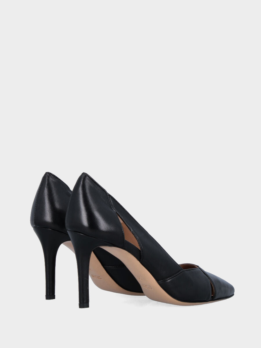 Décolleté in nappa nera con tomaia asimmetrica forata e tacco stiletto