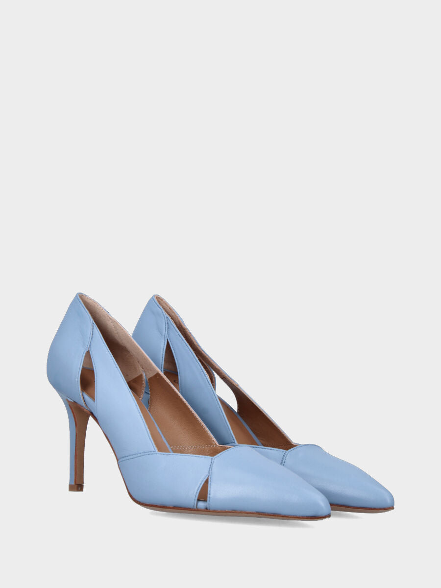 Décolleté in nappa celeste con tomaia asimmetrica forata e tacco stiletto