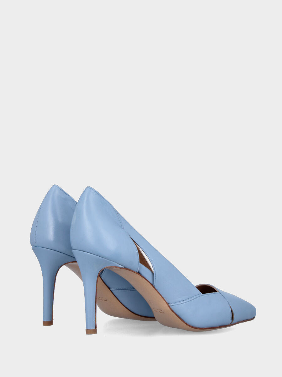 Décolleté in nappa celeste con tomaia asimmetrica forata e tacco stiletto