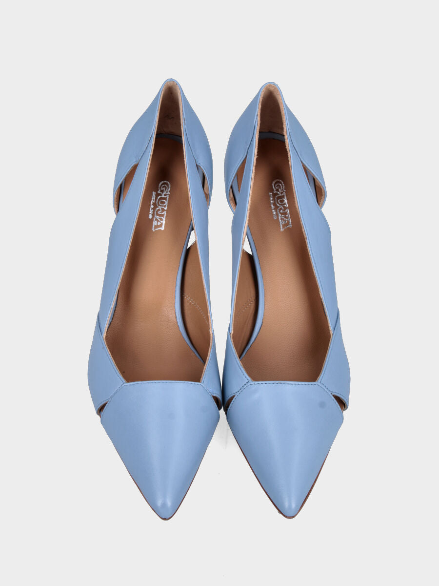 Décolleté in nappa celeste con tomaia asimmetrica forata e tacco stiletto