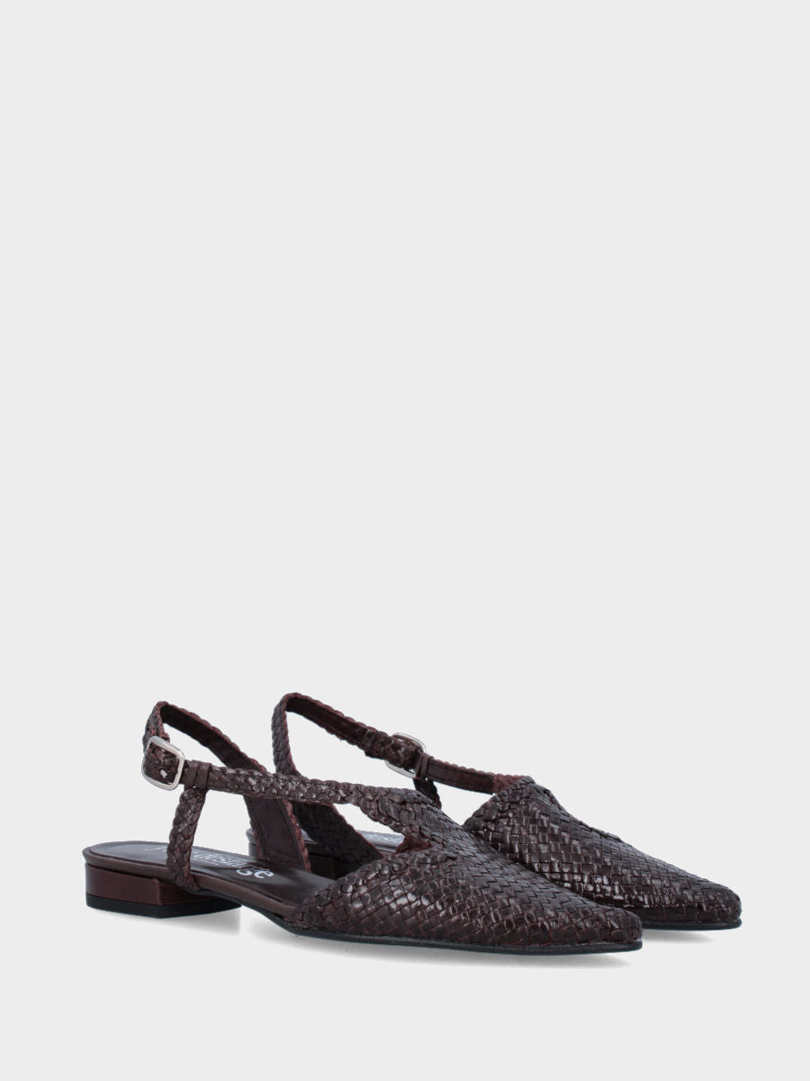 Escarpin slingback en cuir de chevreau marron tressé avec bride asymétrique