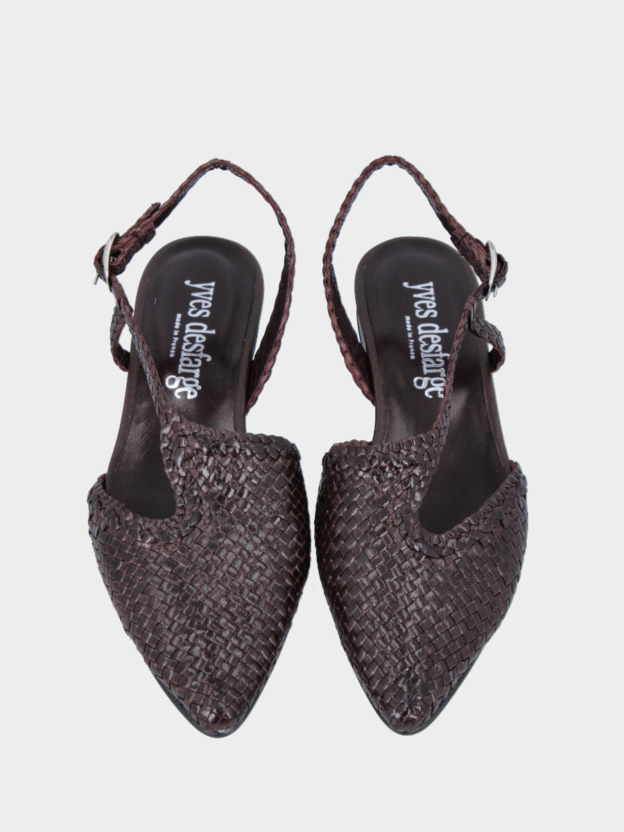 Escarpin slingback en cuir de chevreau marron tressé avec bride asymétrique