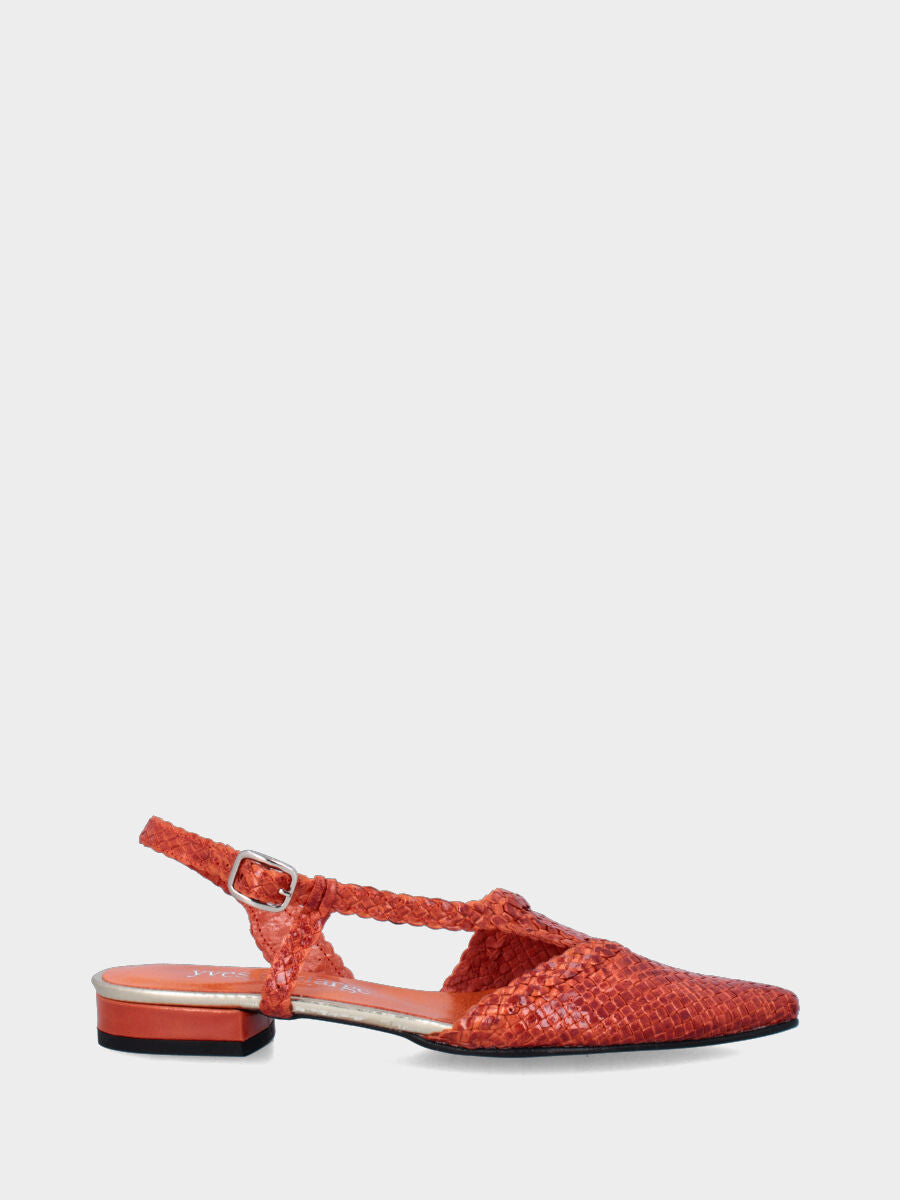Slingback aus orangefarbenem Ziegenleder mit geflochtenem asymmetrischem Riemen