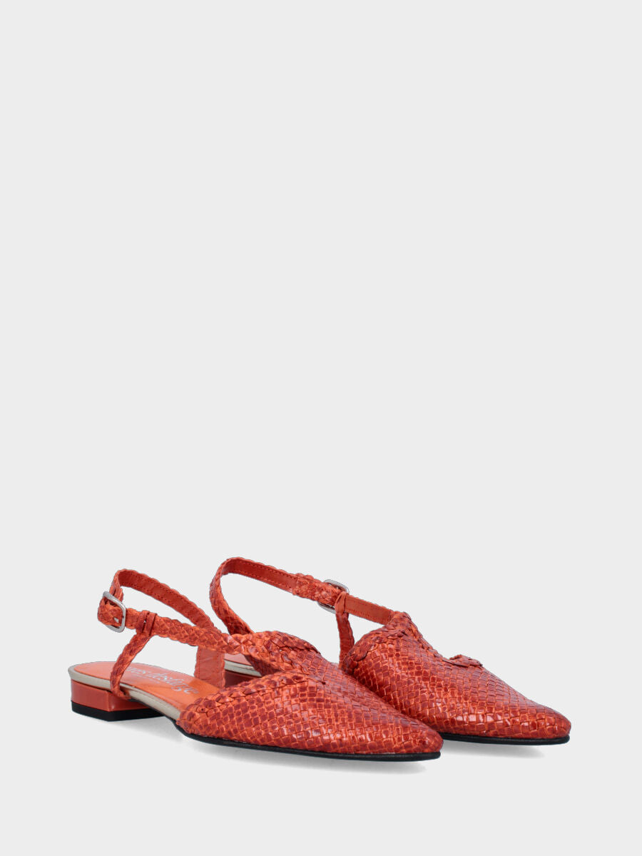 Slingback aus orangefarbenem Ziegenleder mit geflochtenem asymmetrischem Riemen