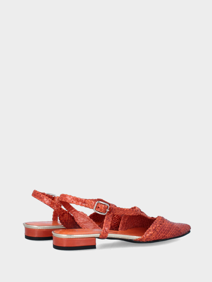 Slingback aus orangefarbenem Ziegenleder mit geflochtenem asymmetrischem Riemen