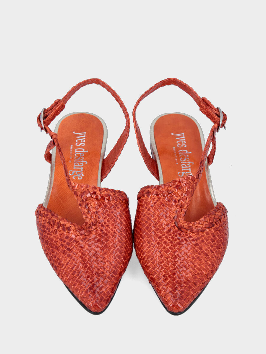 Slingback aus orangefarbenem Ziegenleder mit geflochtenem asymmetrischem Riemen