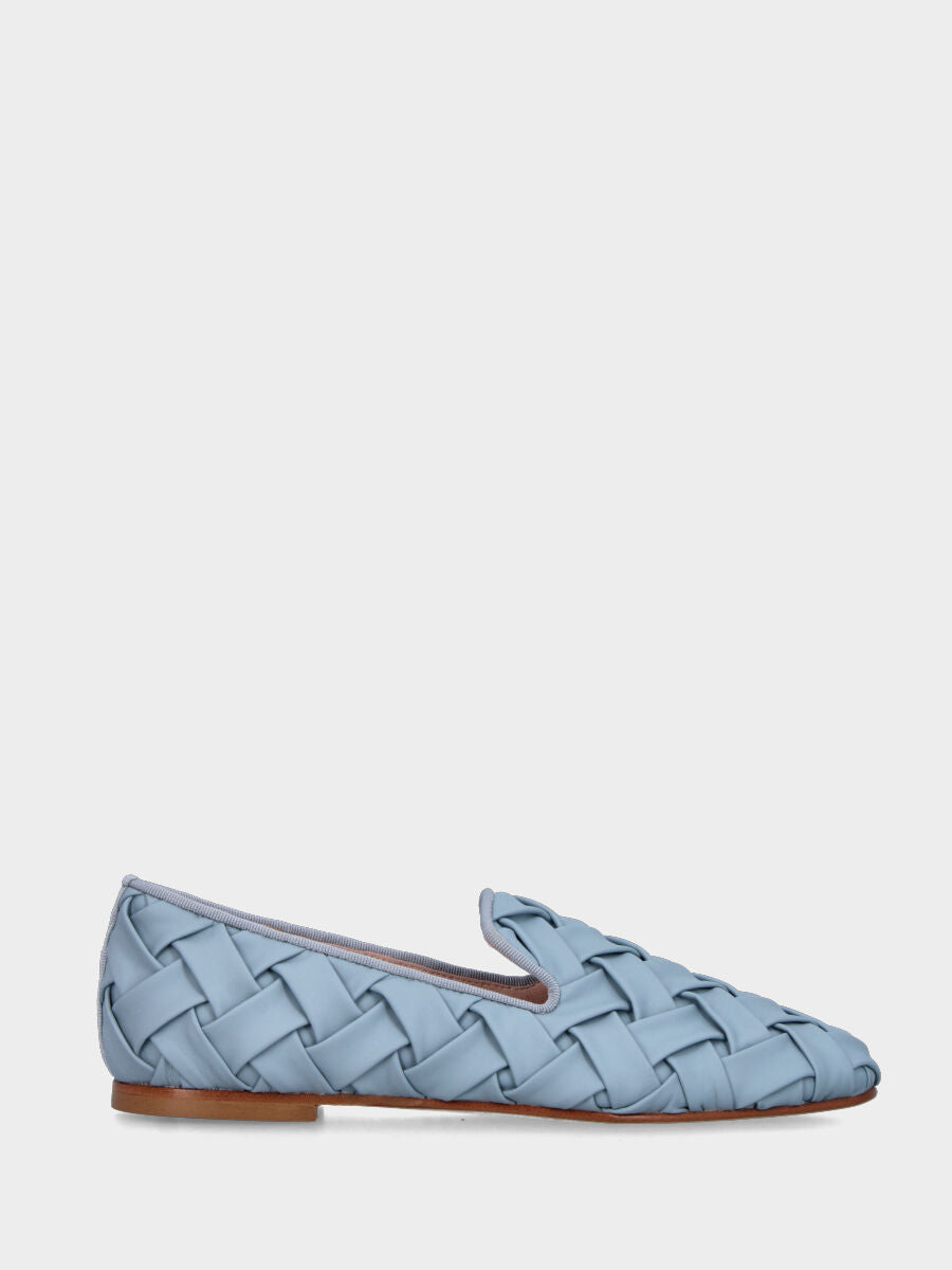 Pantofolina in nappa celeste con fascette tubolari intrecciate