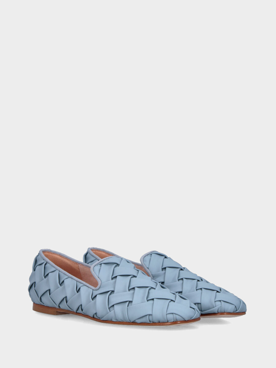Pantofolina in nappa celeste con fascette tubolari intrecciate