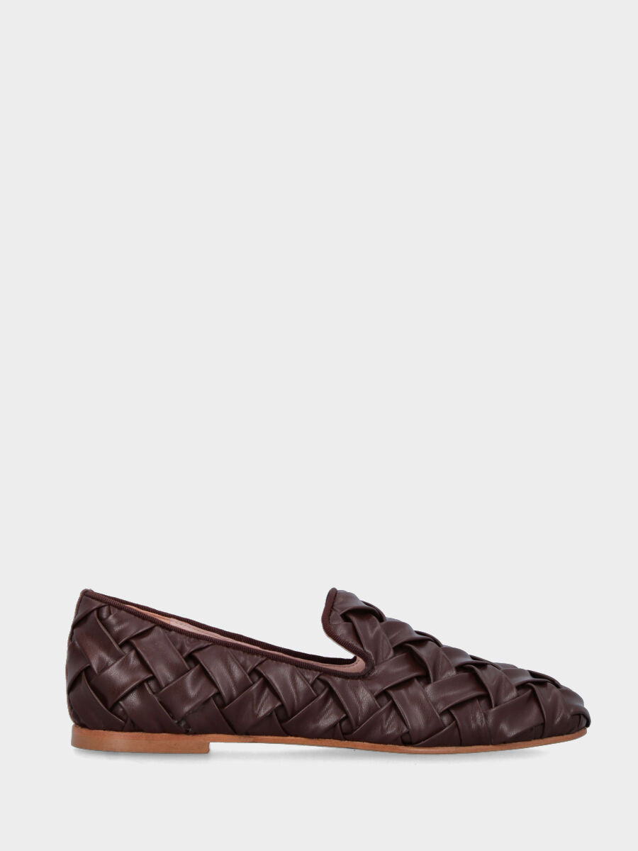 Pantofolina in nappa marrone con fascette tubolari intrecciate
