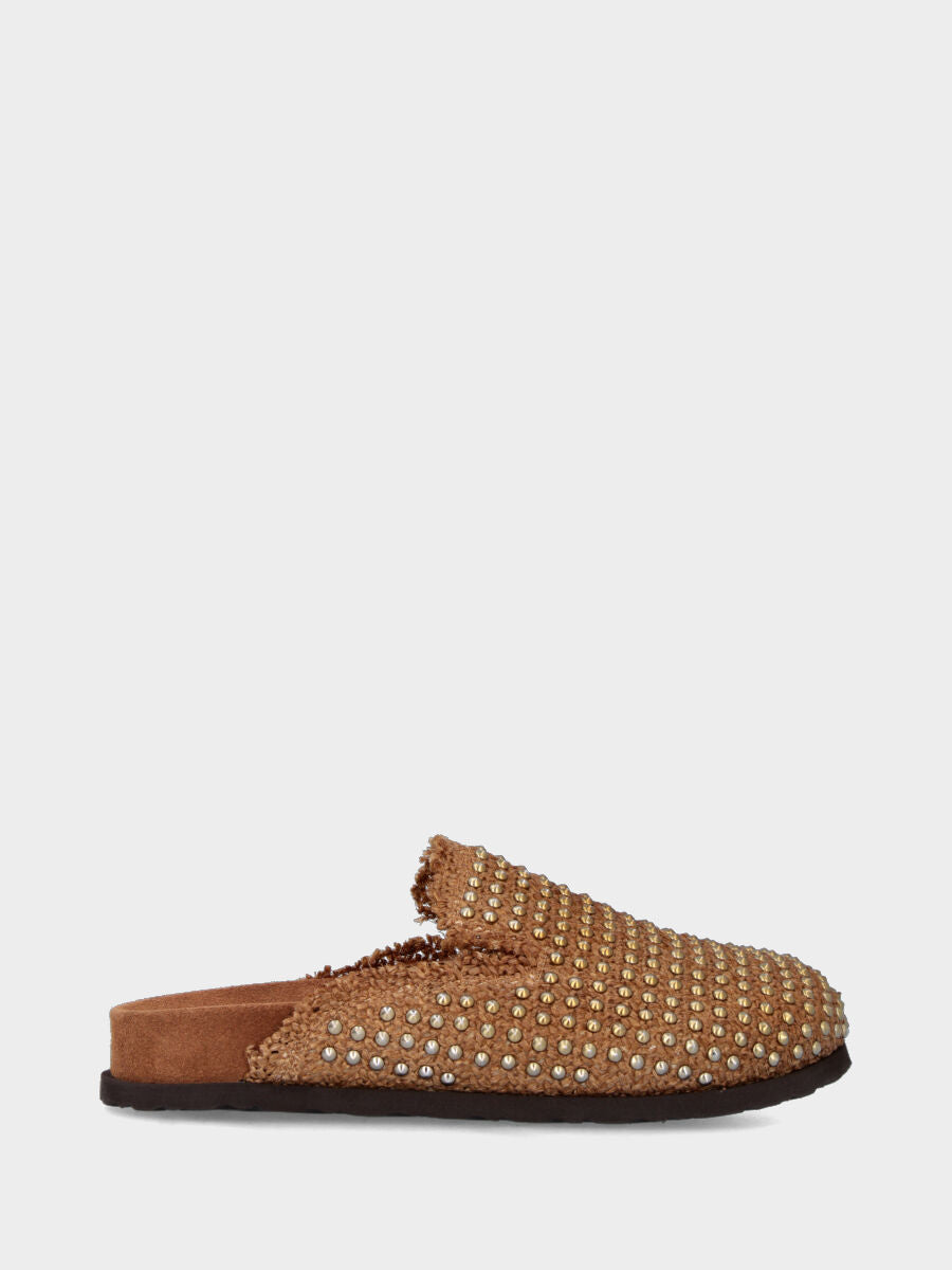Sabot in rafia color cammello con borchie e fusbet
