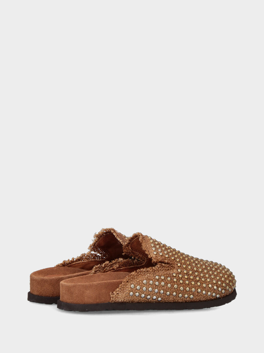 Sabot in rafia color cammello con borchie e fusbet