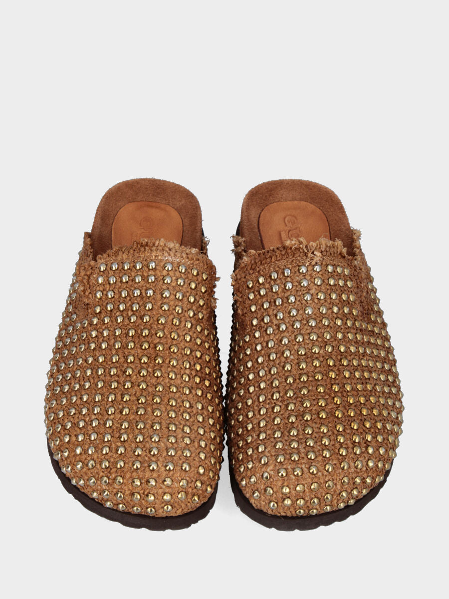Sabot in rafia color cammello con borchie e fusbet
