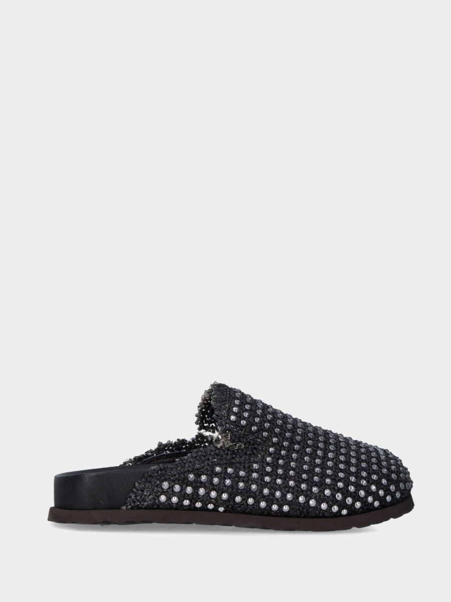 Sabot in rafia nera con borchie e fusbet