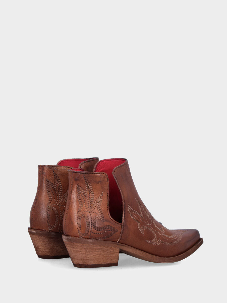 Camperos a tronchetto in vitello marrone con aperture laterali