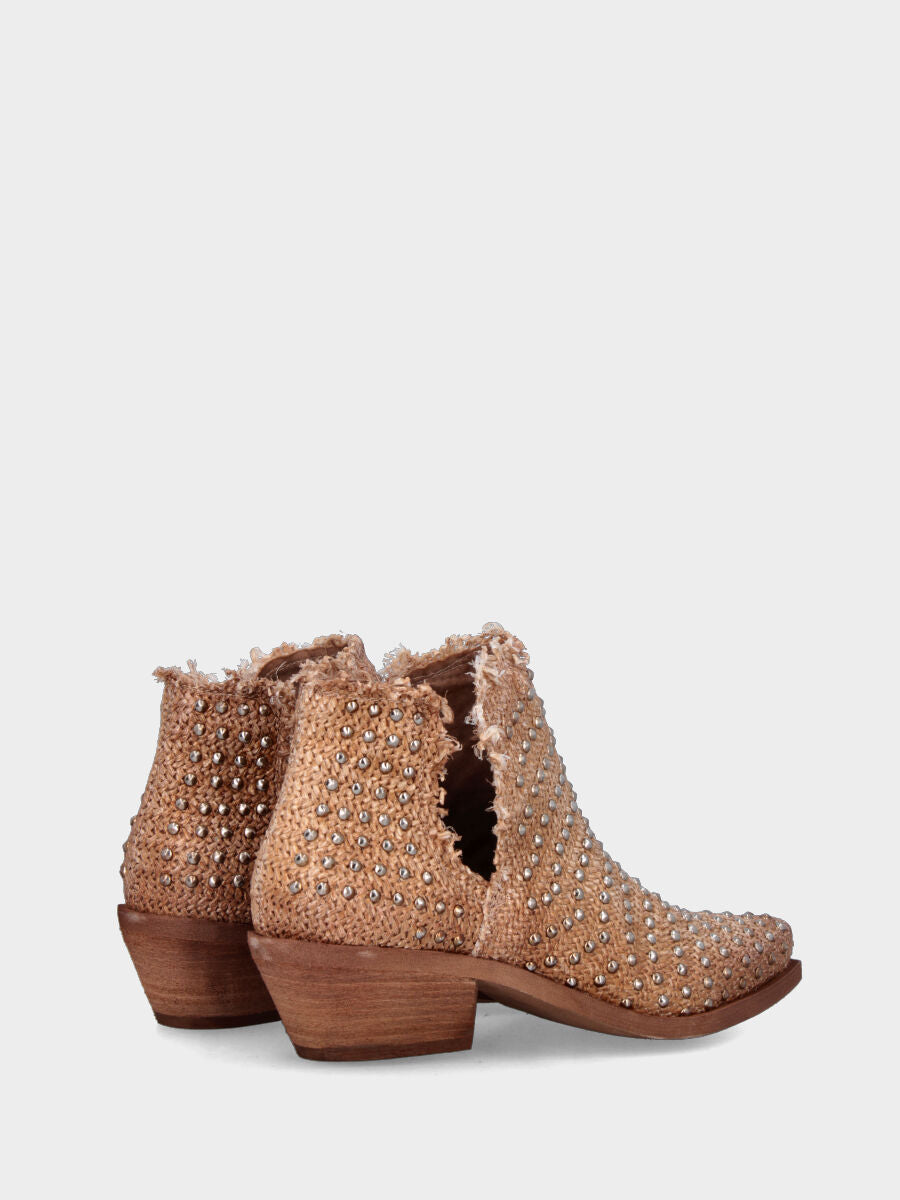 Camperos in rafia beige con borchie e aperture laterali