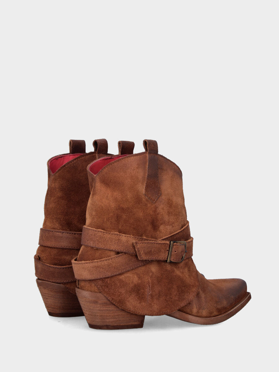 Camperos in camoscio marrone con risvolto e cinturino decorativo