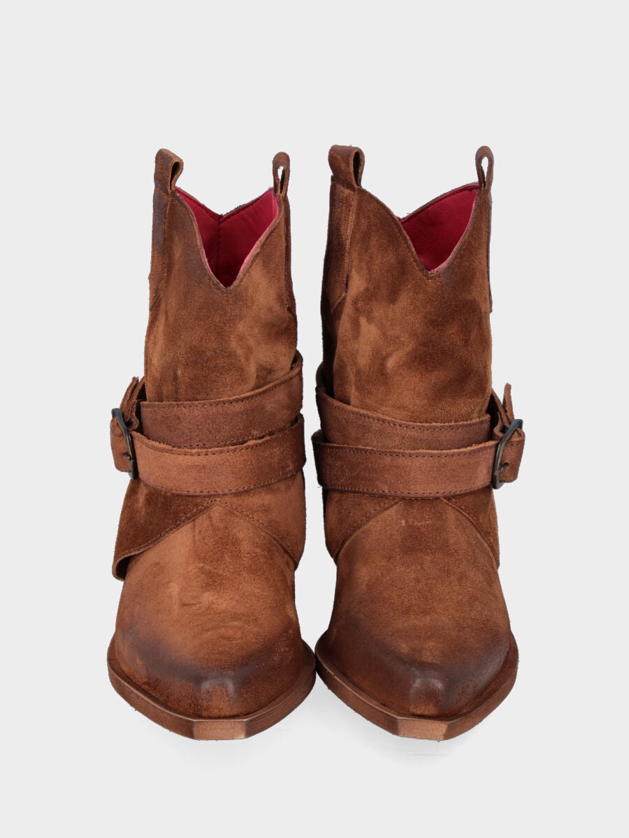 Camperos in camoscio marrone con risvolto e cinturino decorativo