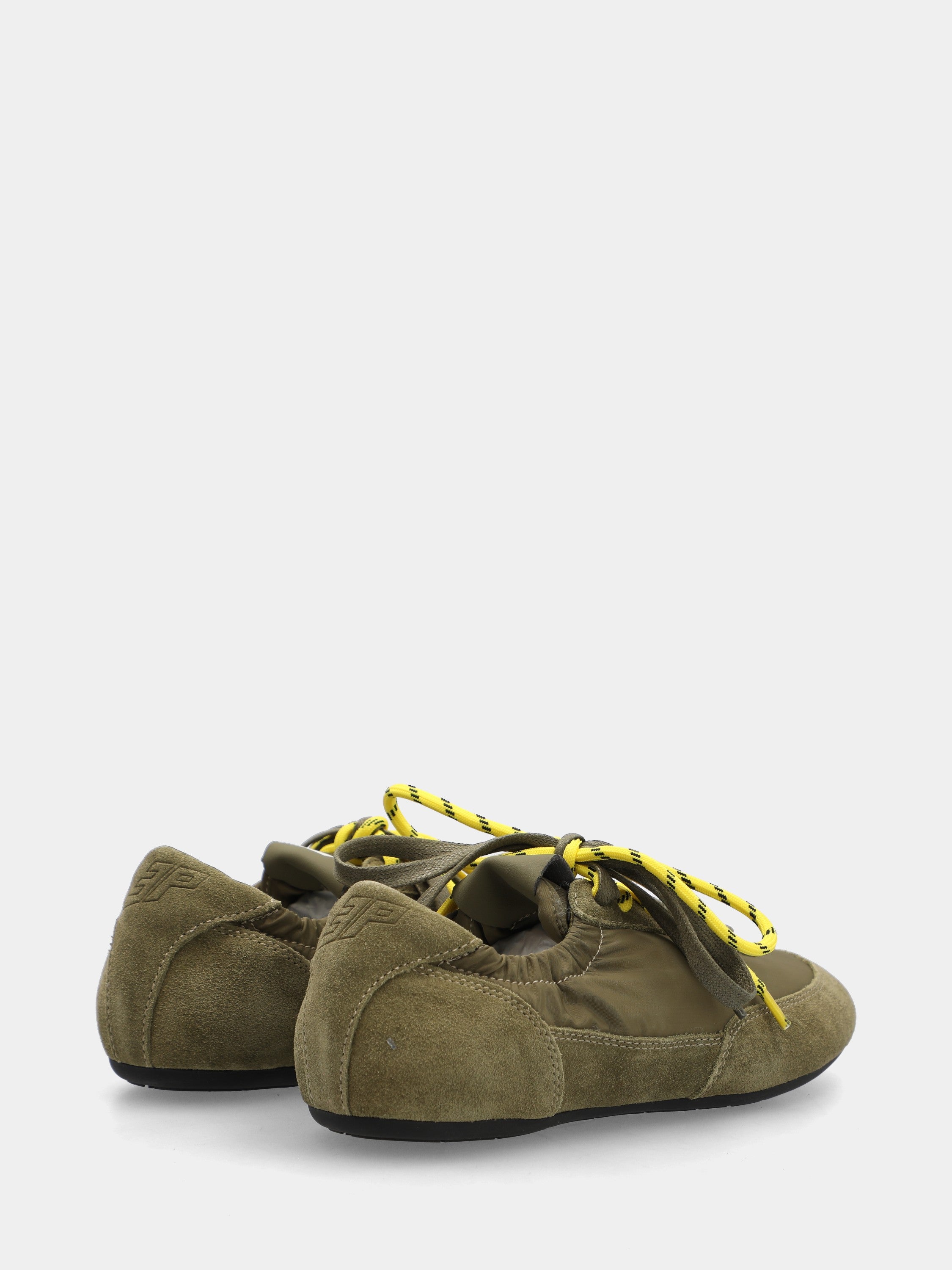 Baskets en suède et tissu vert olive avec doubles lacets colorés