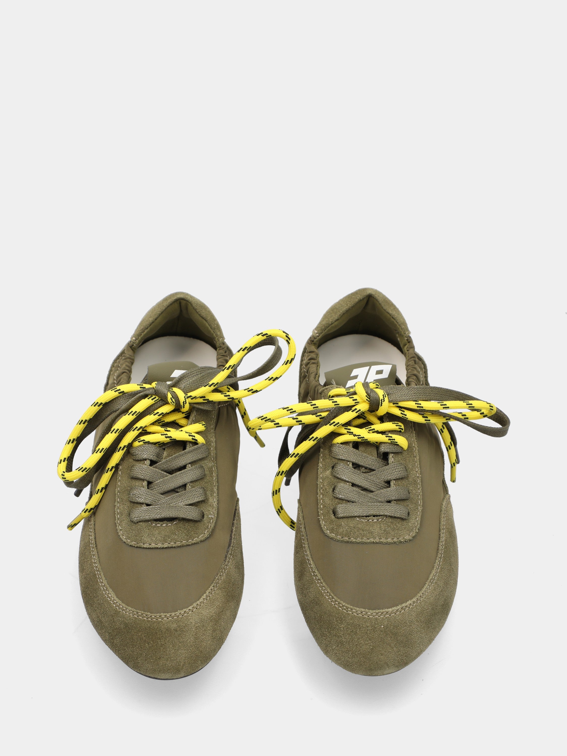 Baskets en suède et tissu vert olive avec doubles lacets colorés