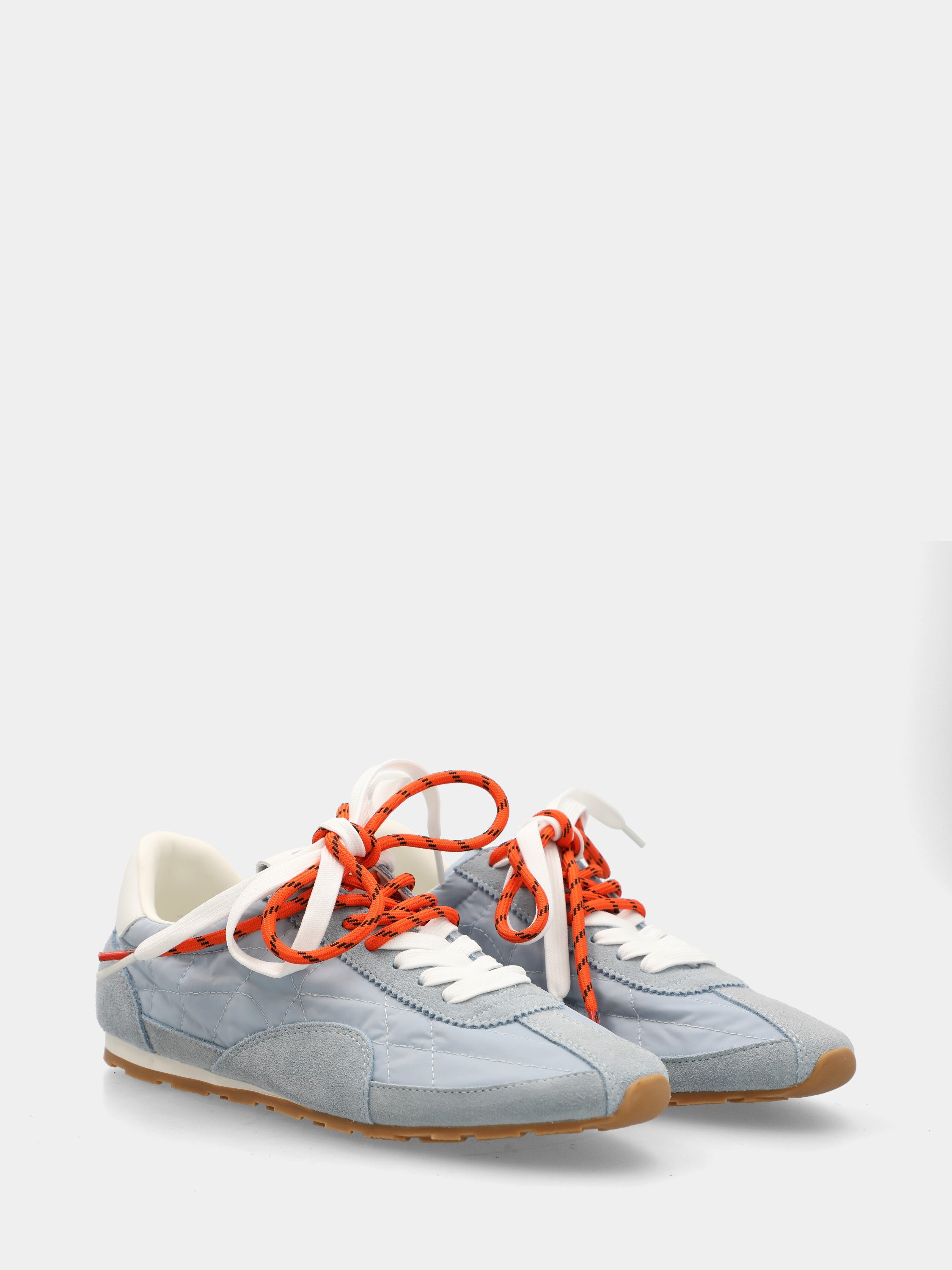 Sneaker running in camoscio celeste con doppi lacci colorati