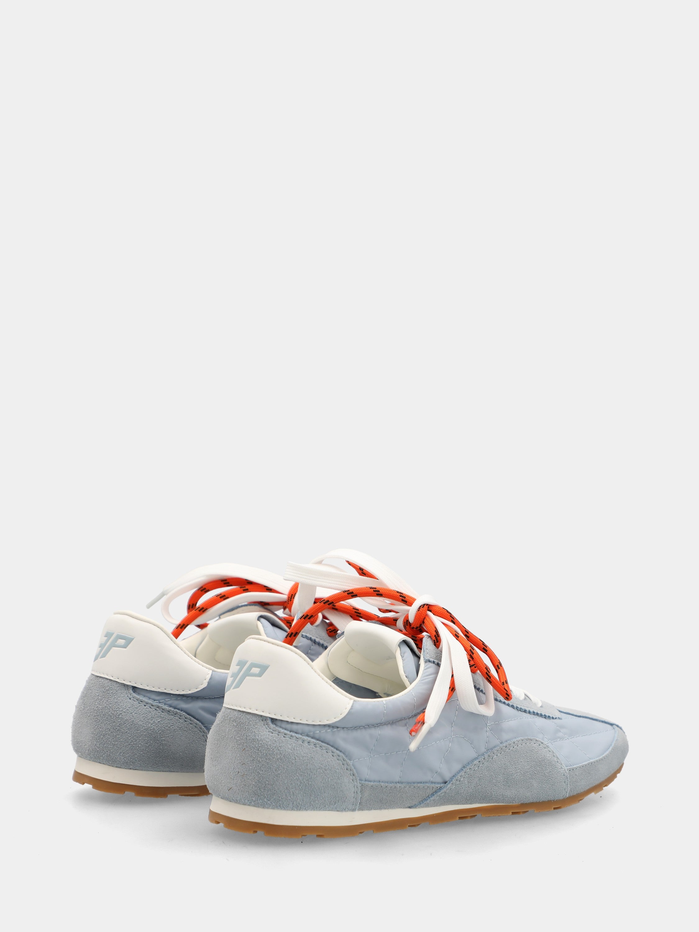 Sneaker running in camoscio celeste con doppi lacci colorati