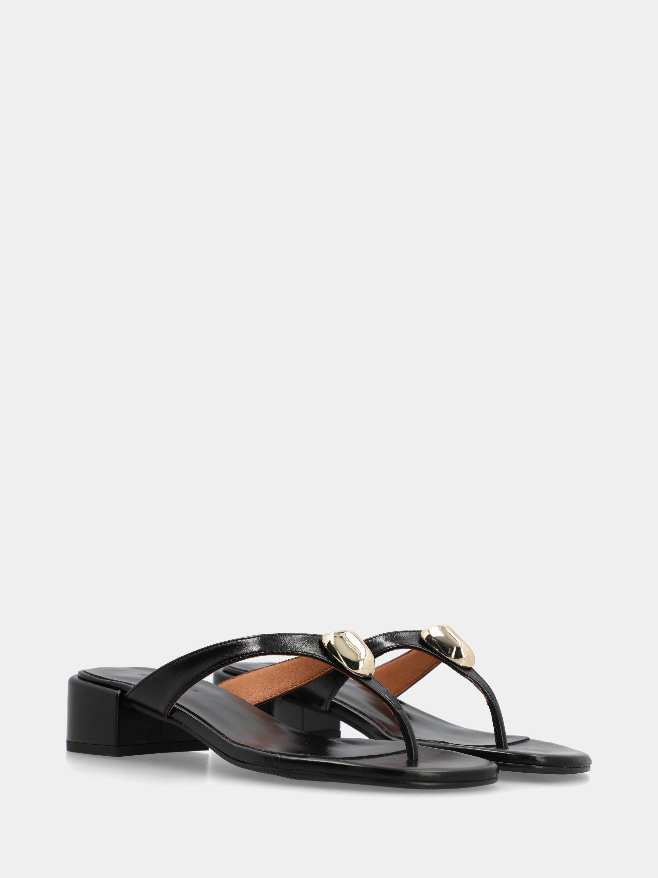 Tongs en veau noir avec talon bloc