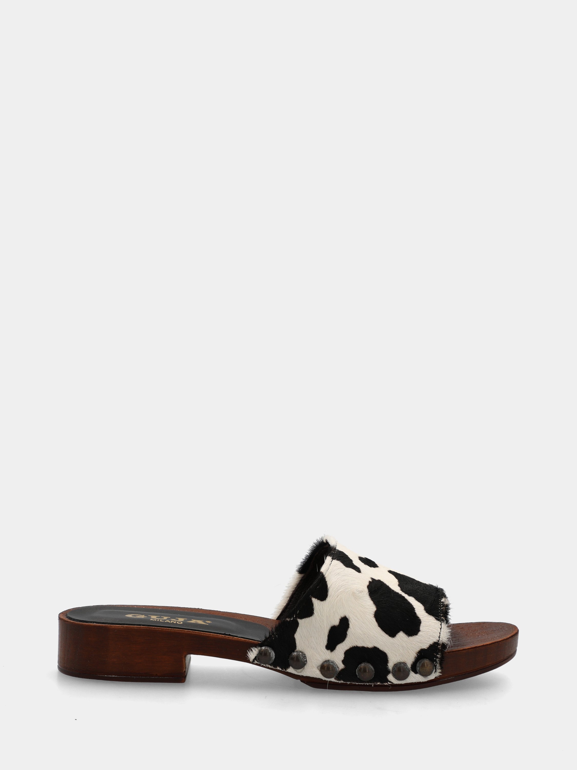 Sabot in cavallino animalier con fascia chiodata