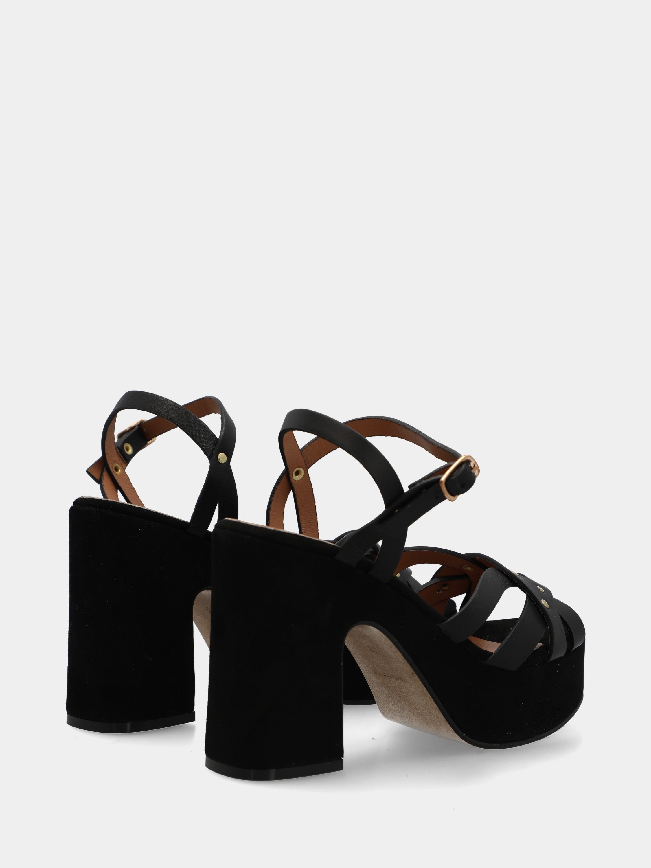 Sandalo in nappa nero con borchie e plateau