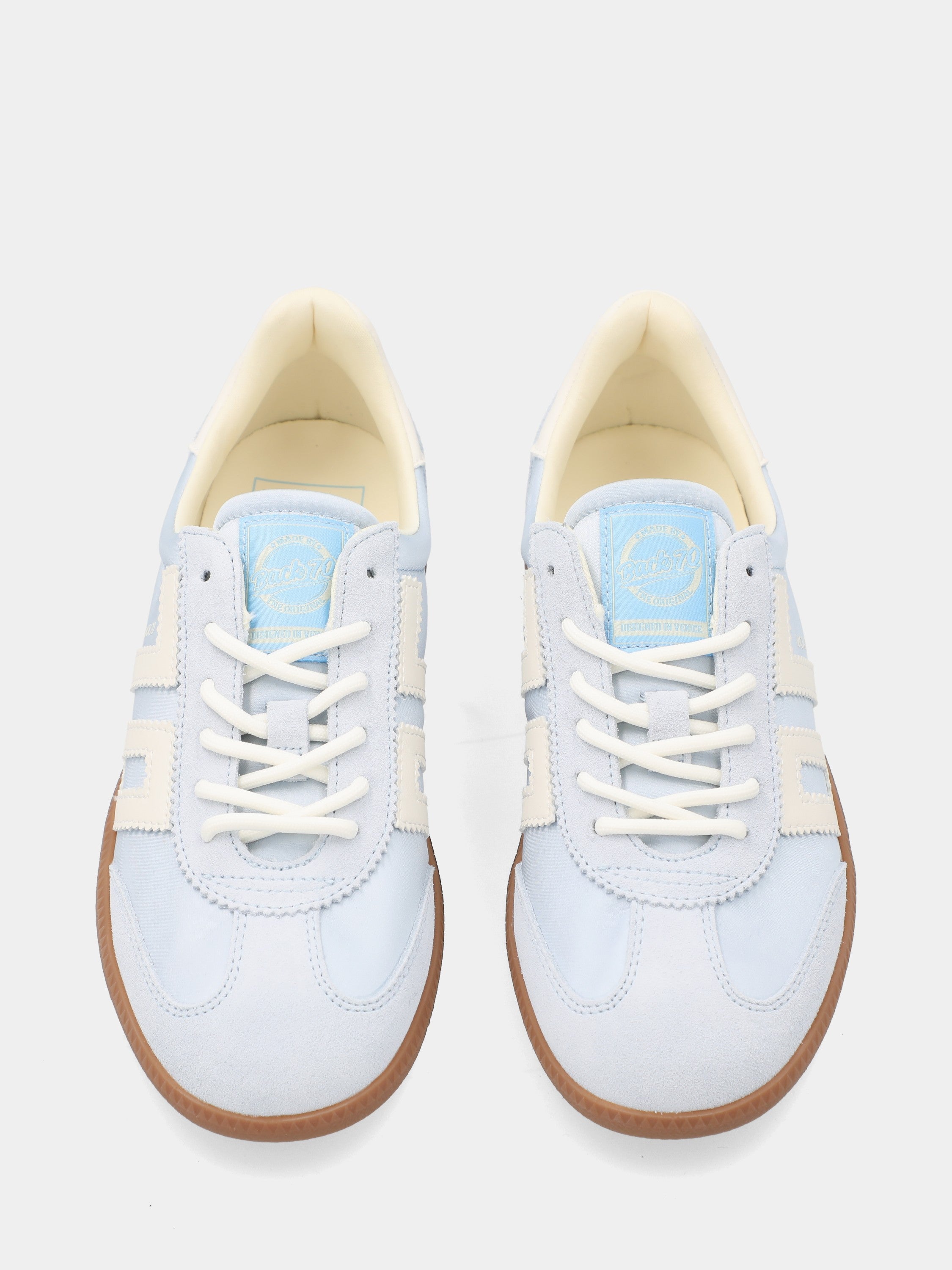 Sneaker in camoscio e satin celeste e beige con suola in gomma