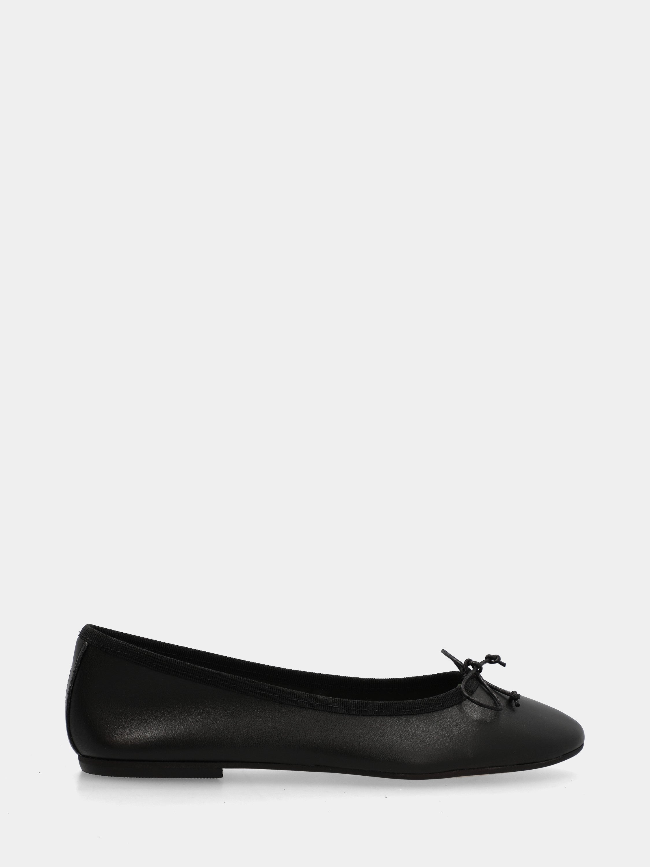 Ballerine en nappa noire avec lanière au décolleté