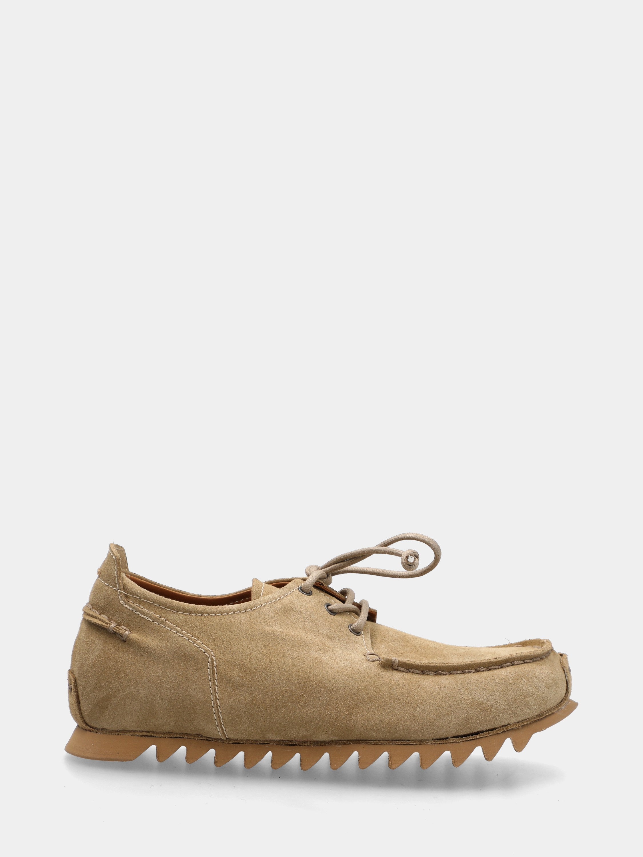 Derby en croûte de veau beige avec semelle à dent de requin