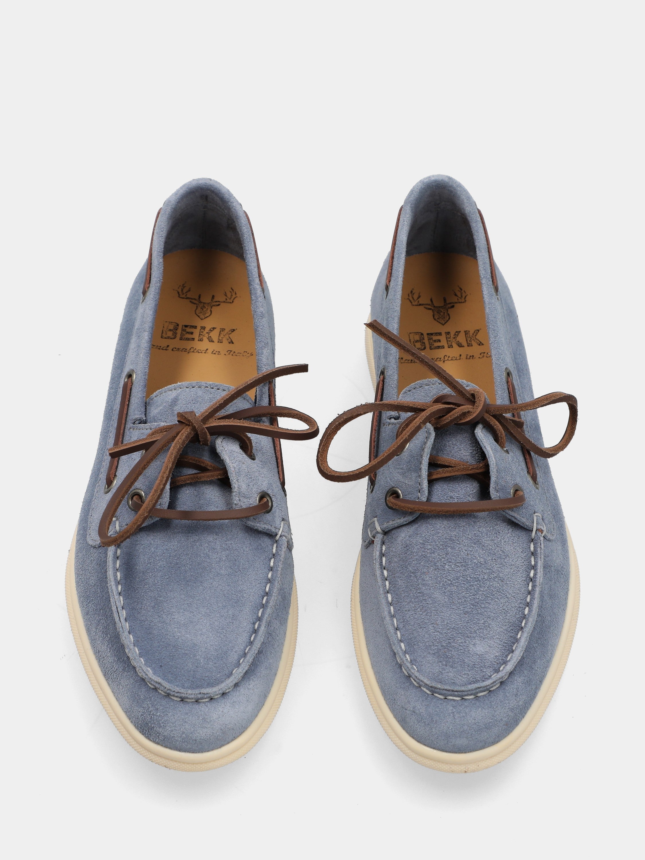 One-piece blue suede derby with round toe and rubber sole