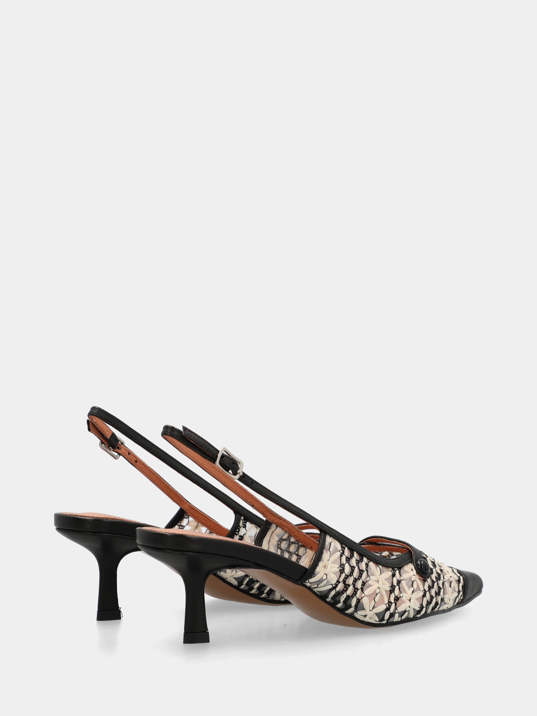 Slingback in vitello nero con dettagli in raffia