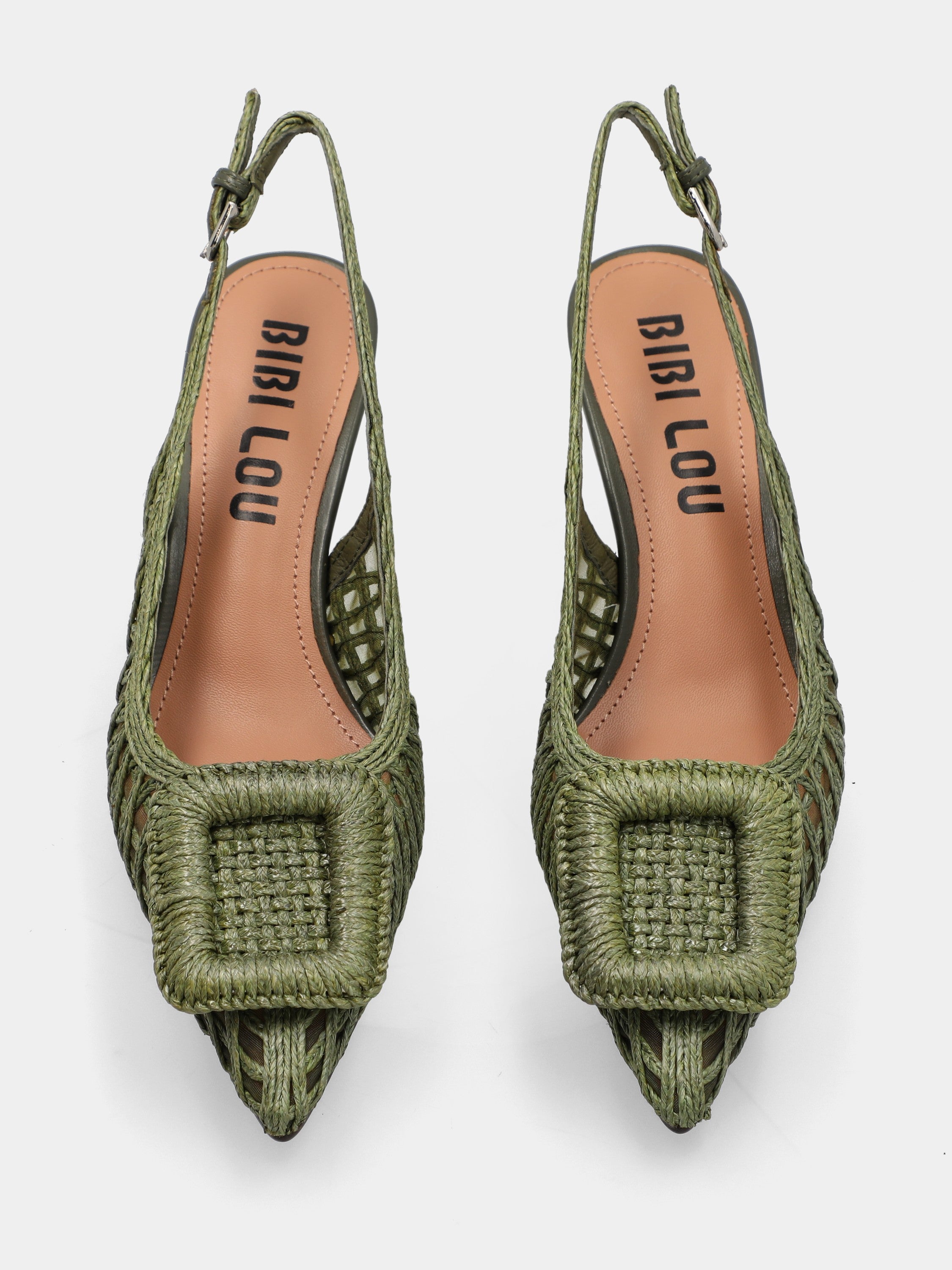 Slingback aus grün geflochtener Raffia mit geometrischem Accessoire