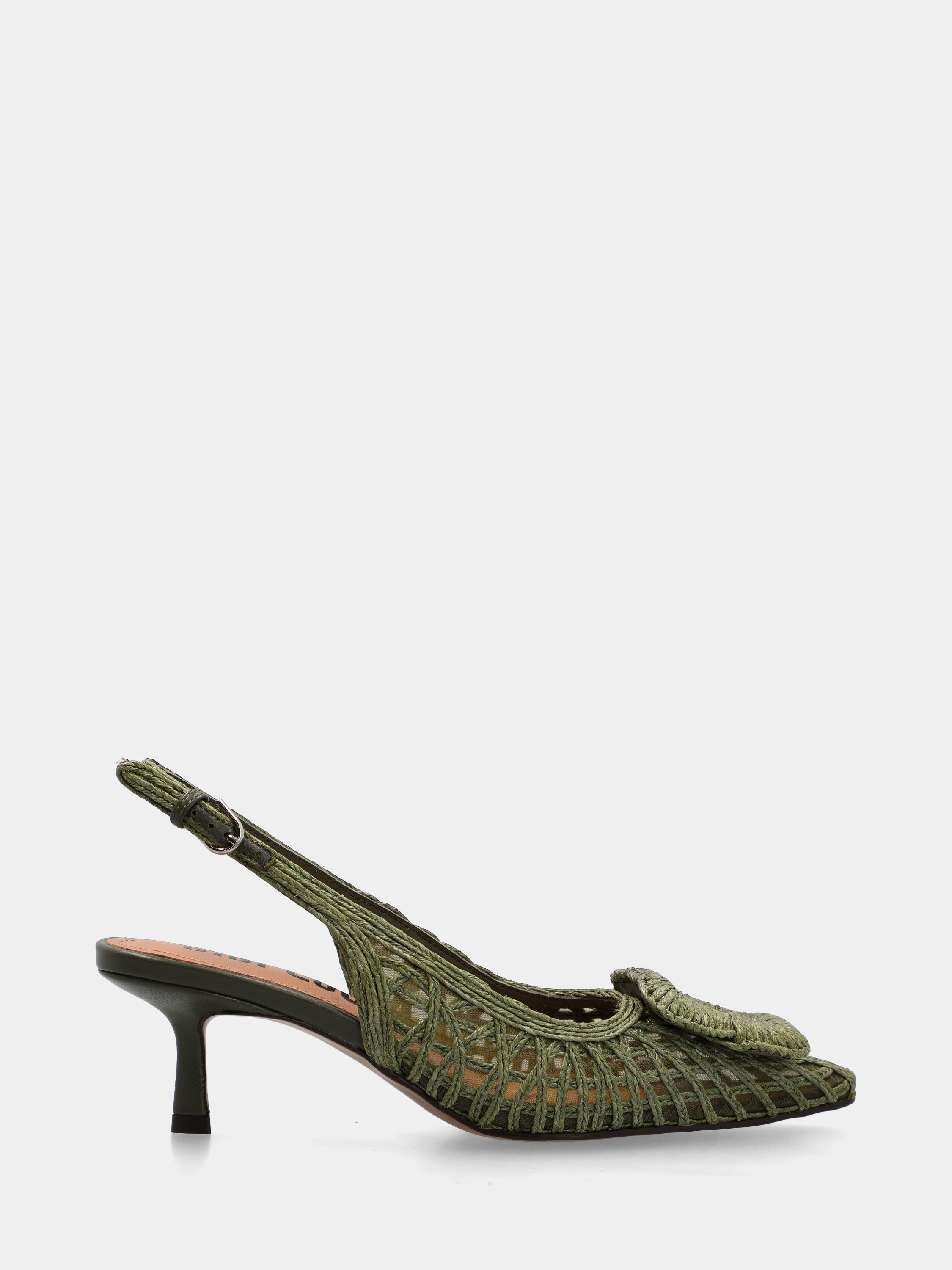 Slingback aus grün geflochtener Raffia mit geometrischem Accessoire