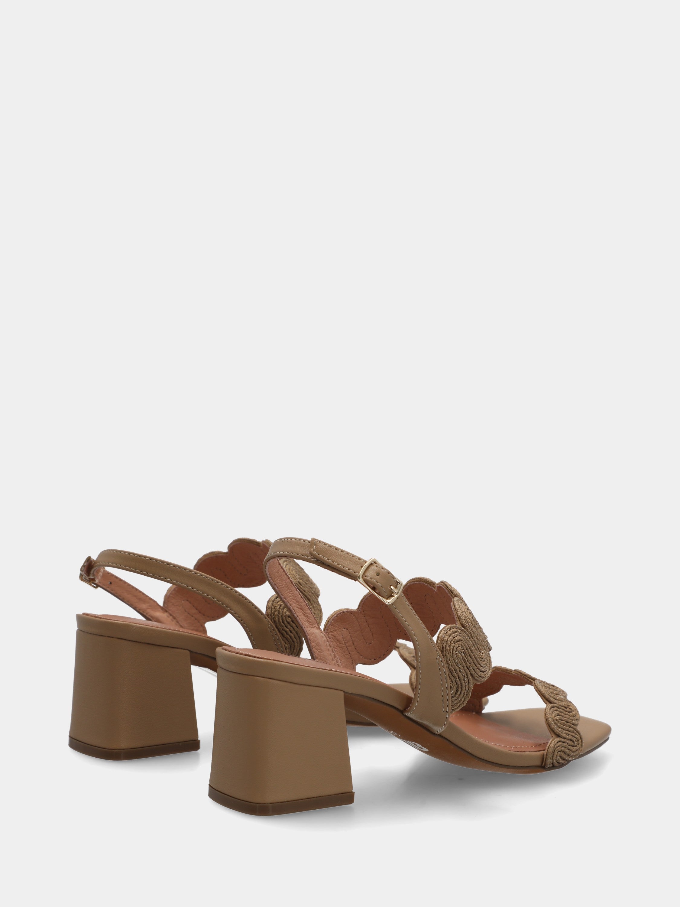 Sandalo in vitello beige con fasce in raffia