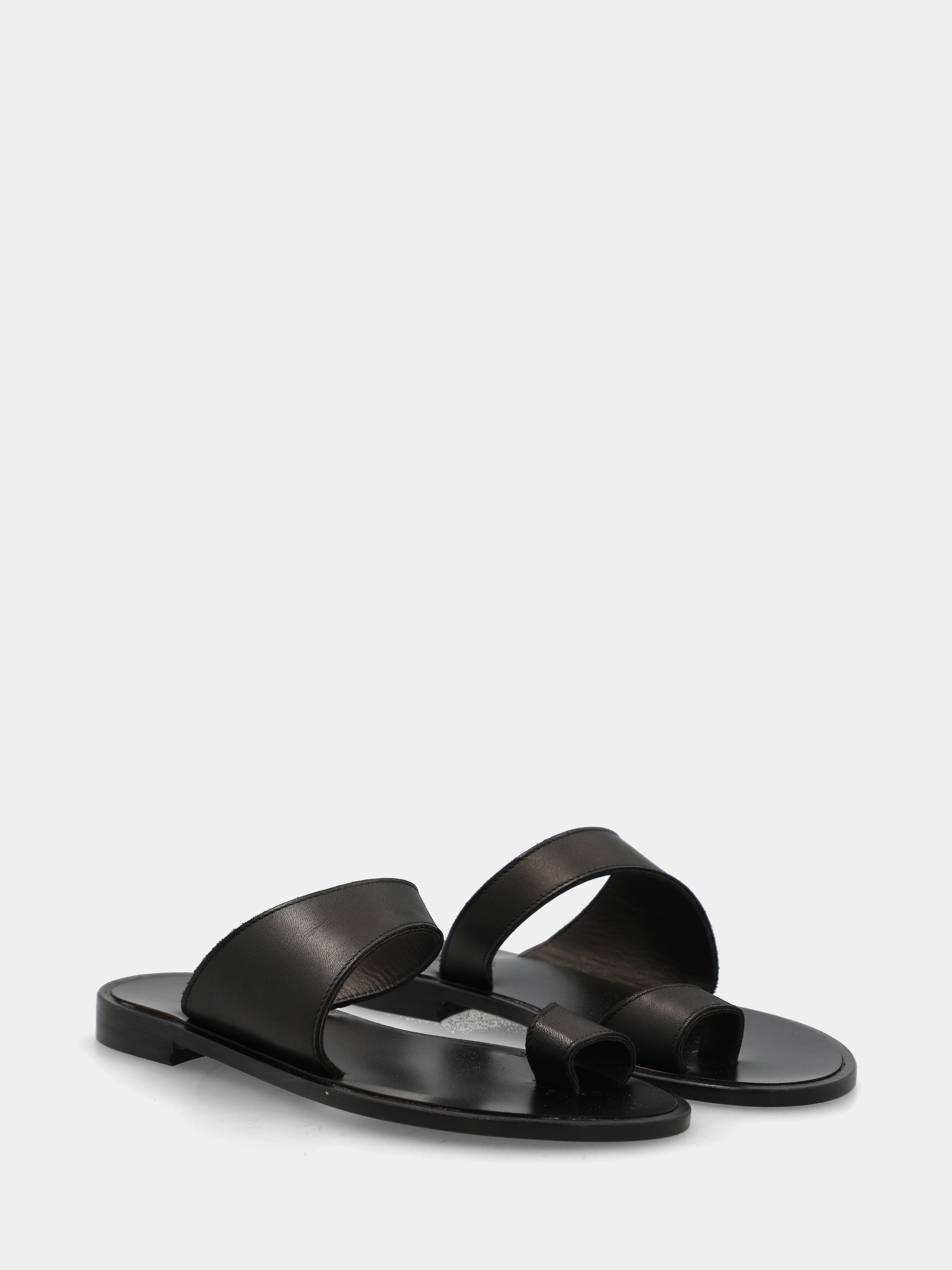 Infradito in vitello nero con fascia asimmetrica