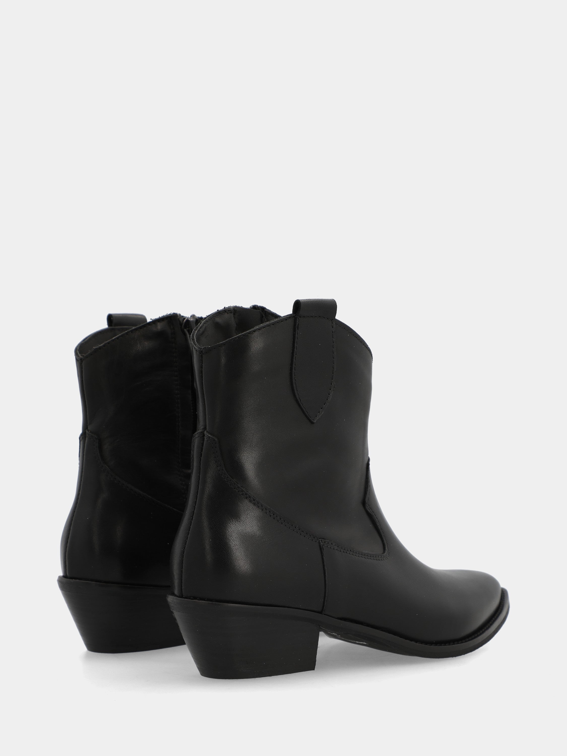 Western ankle boot in black calfskin with side zipper