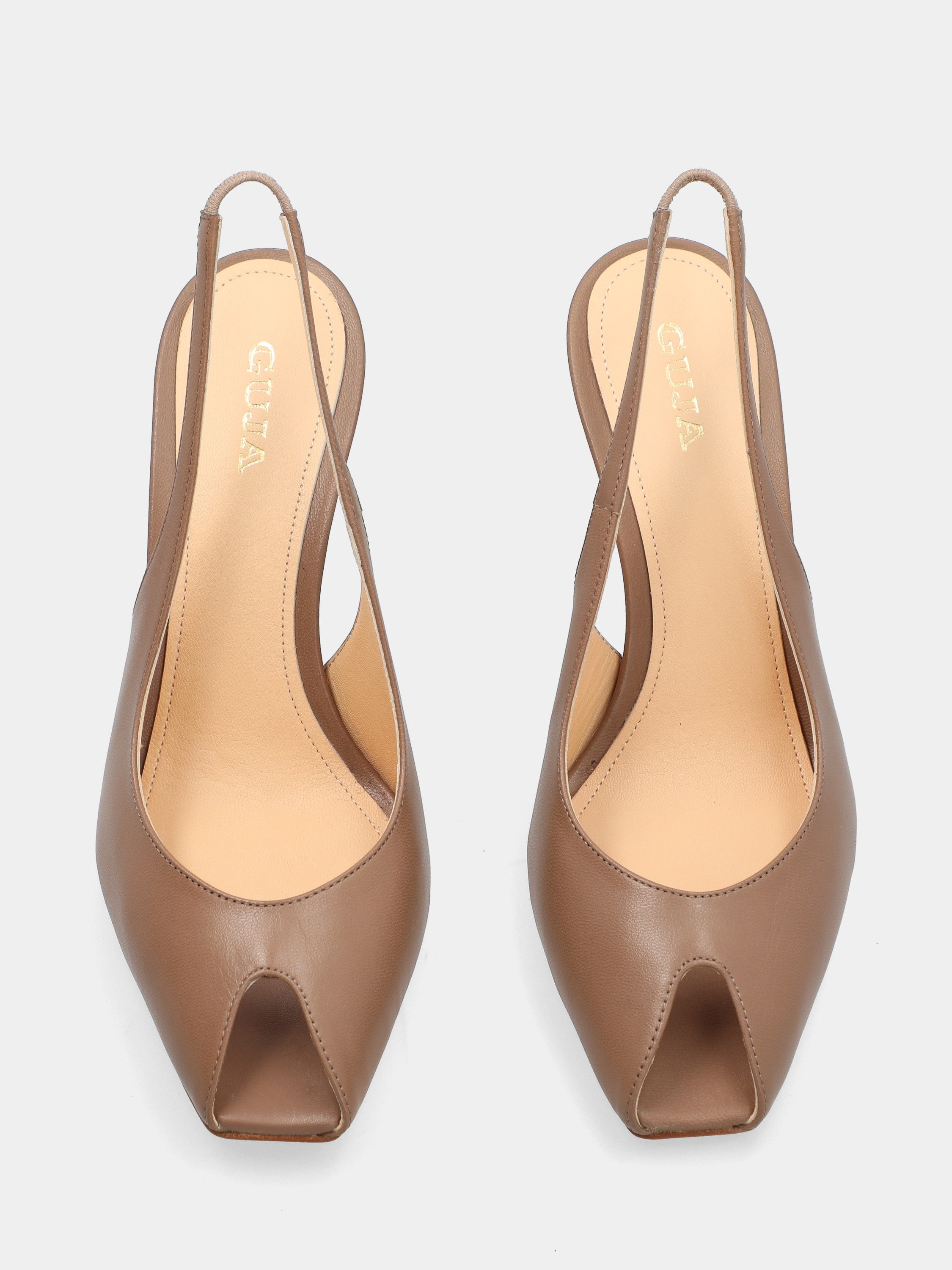 Escarpin slingback en cuir de chevreau couleur noix avec talon creux en forme de queue