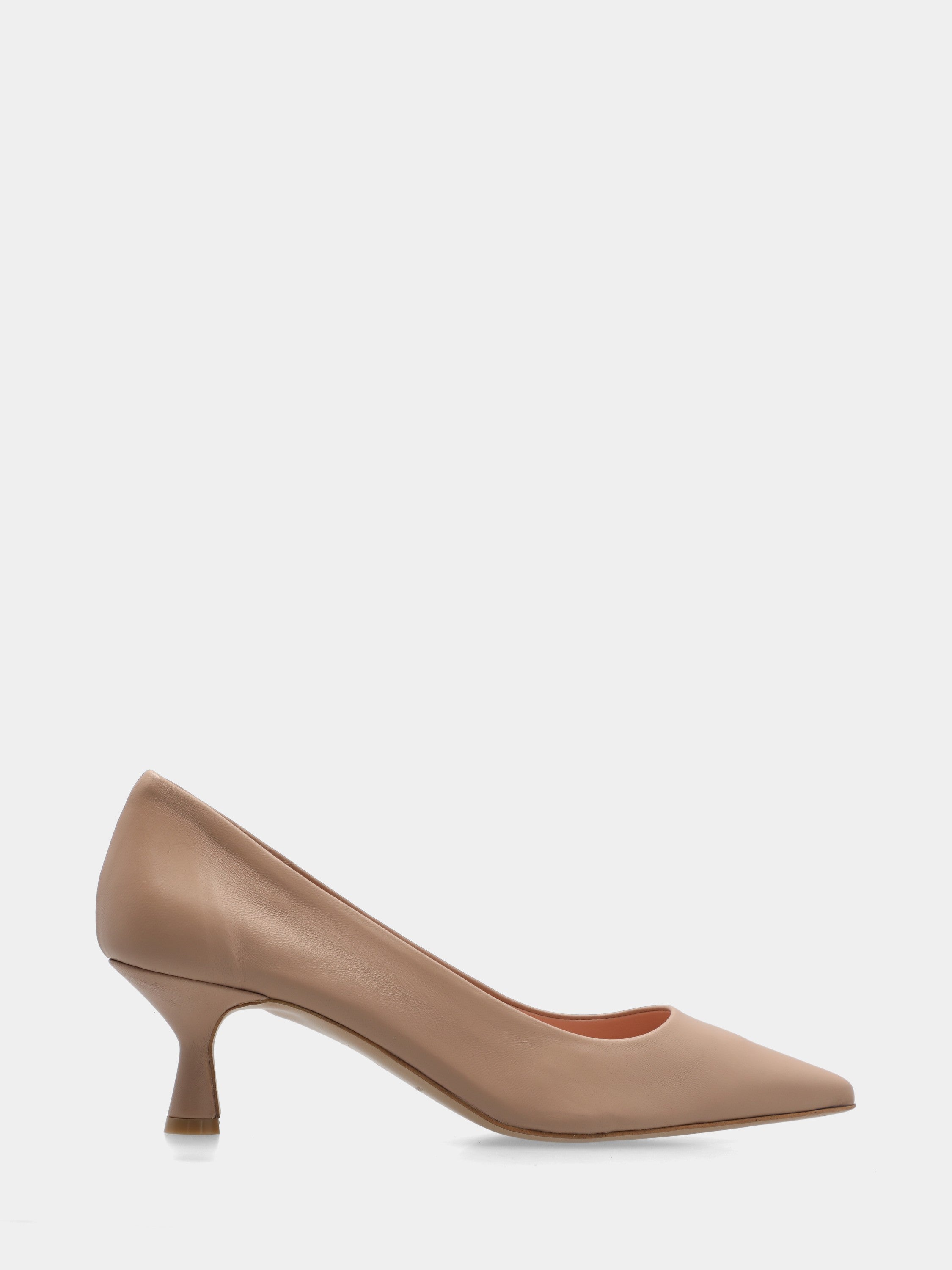 Décolleté in nappa beige con tacco rocchetto a coda