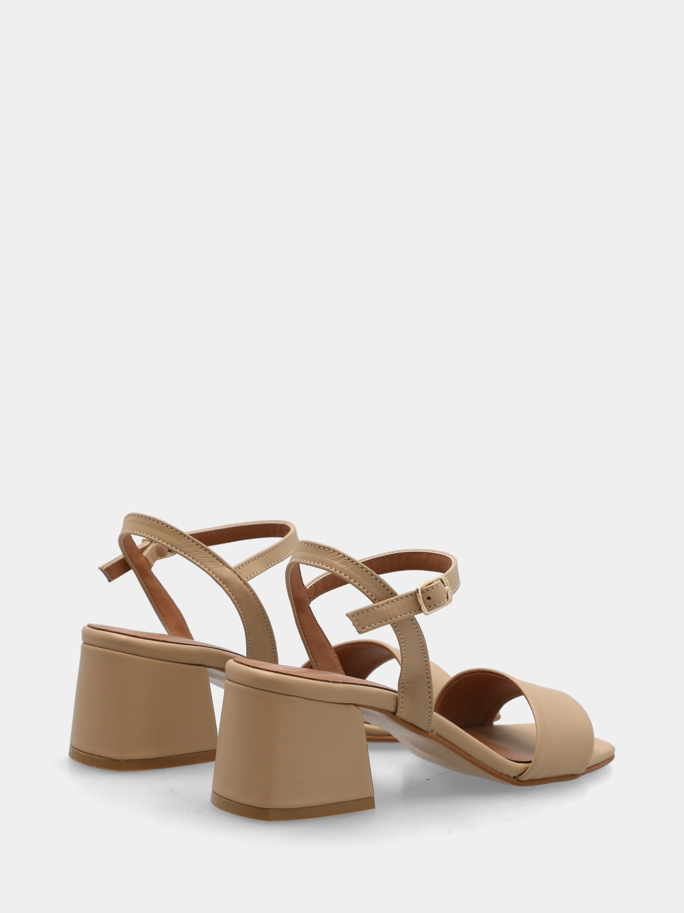 Sandalo in nappa beige con cinturino a pipetta