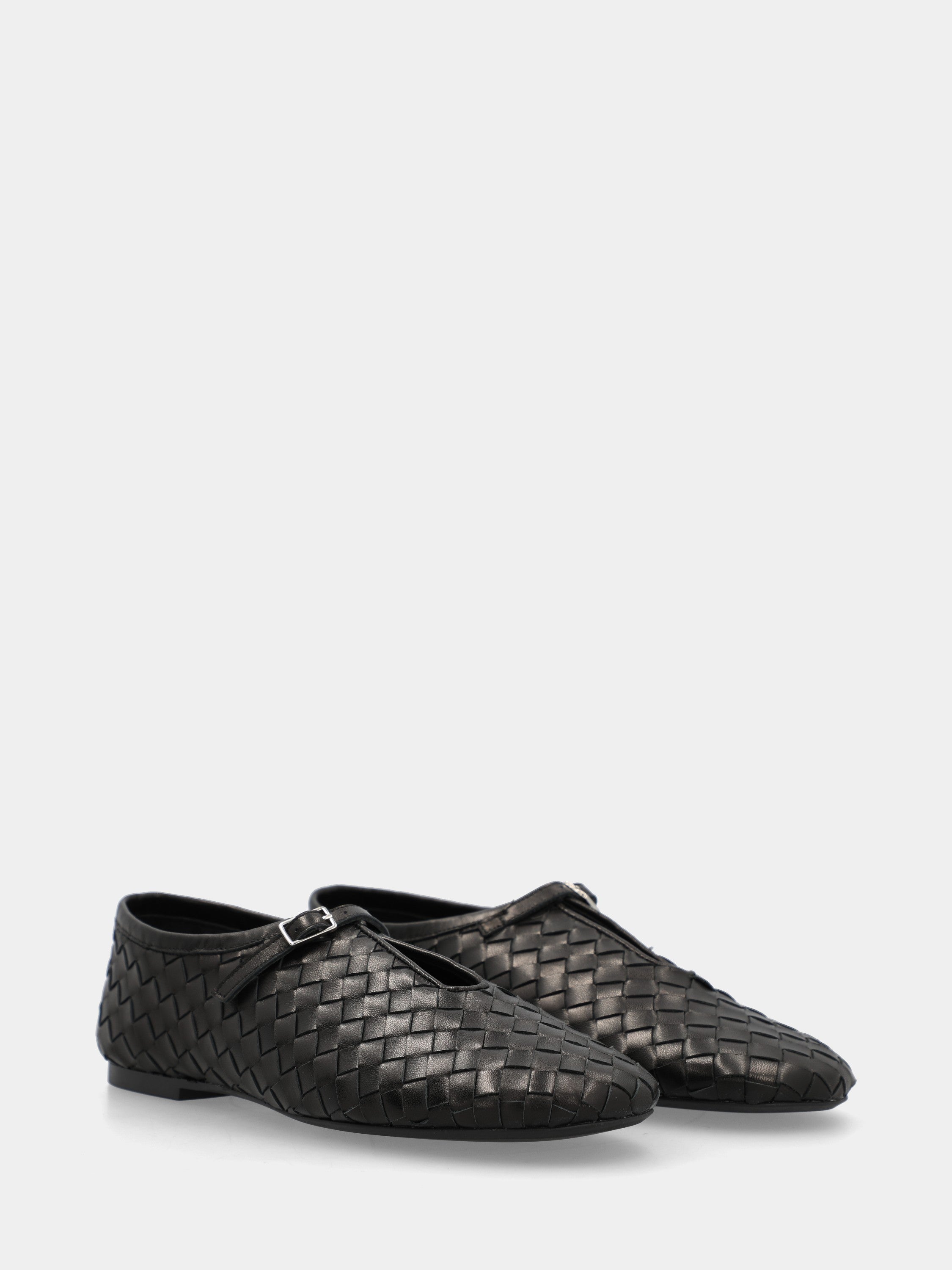 Ballet flat in black calfskin with strap and round toe