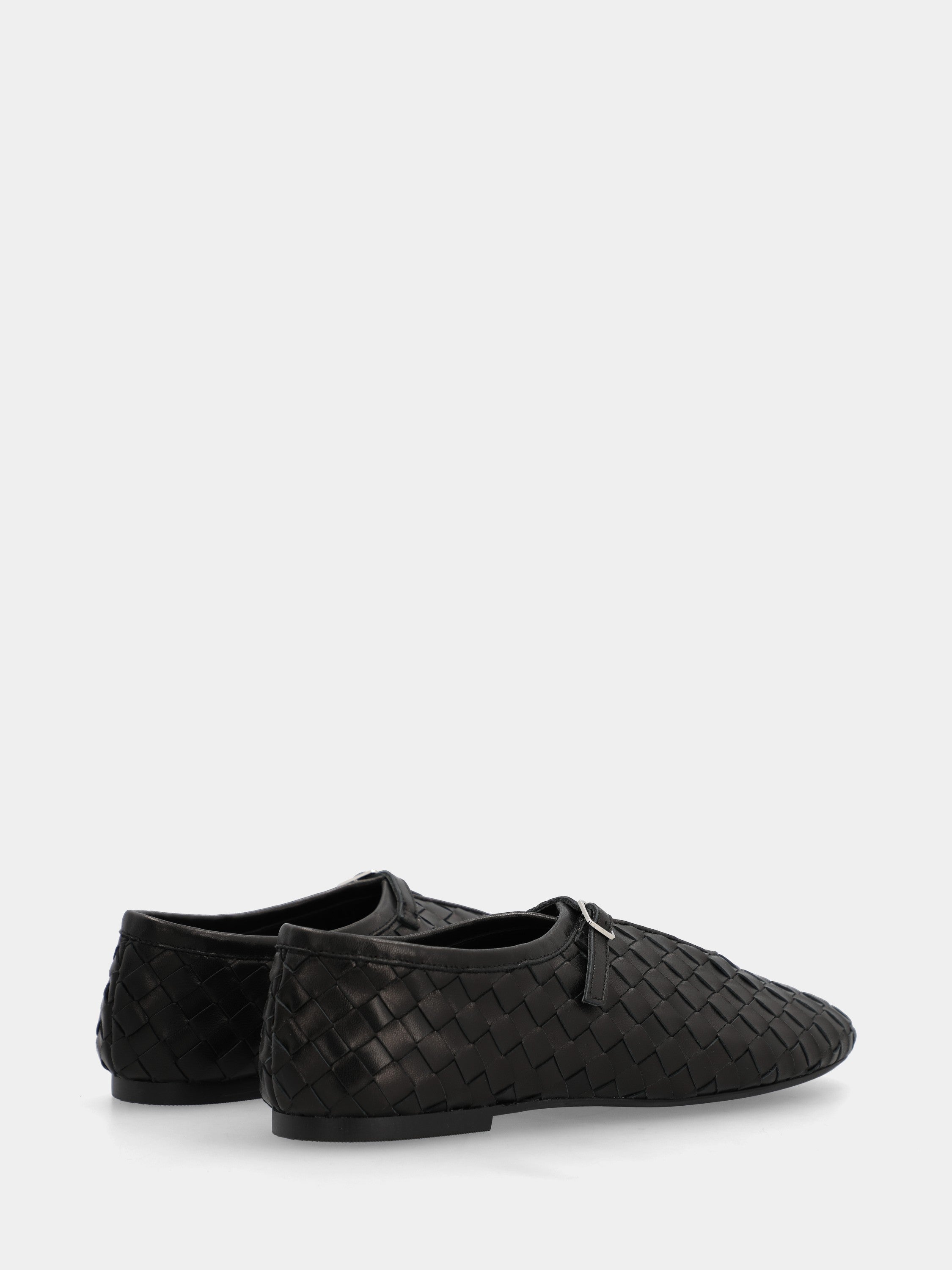 Ballet flat in black calfskin with strap and round toe