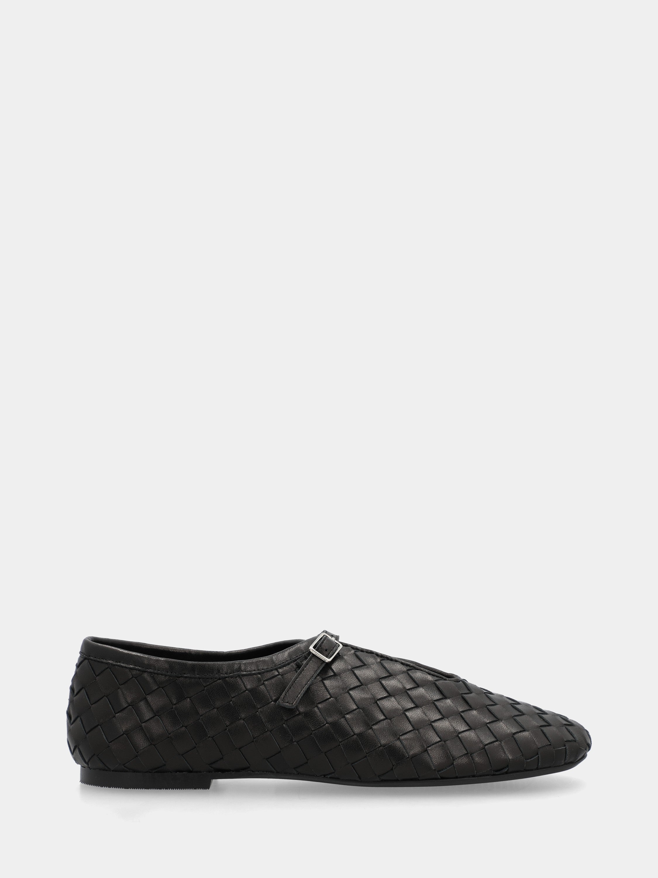 Ballet flat in black calfskin with strap and round toe