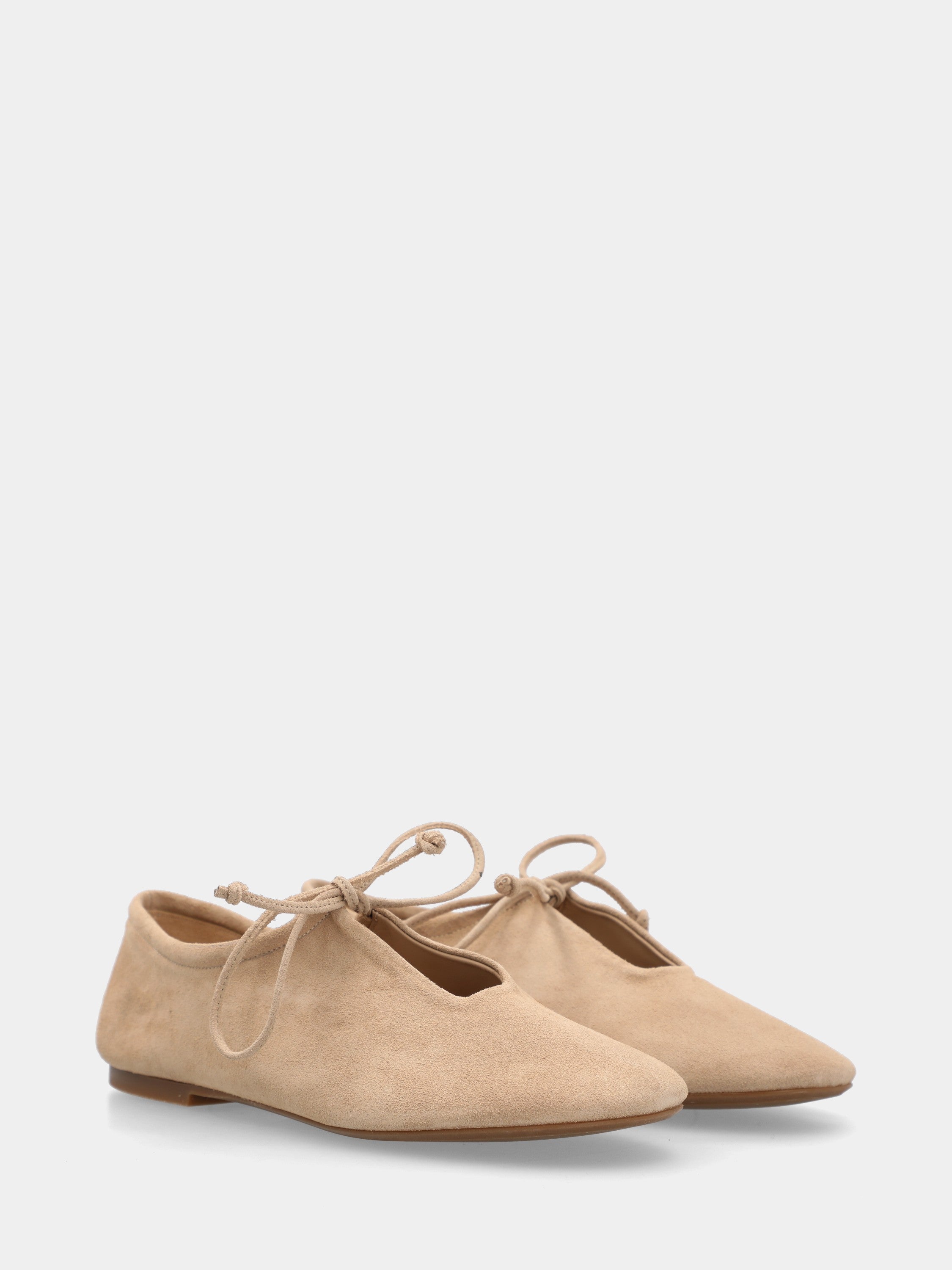 Lace-up ballet flat in beige suede with round toe and leather sole