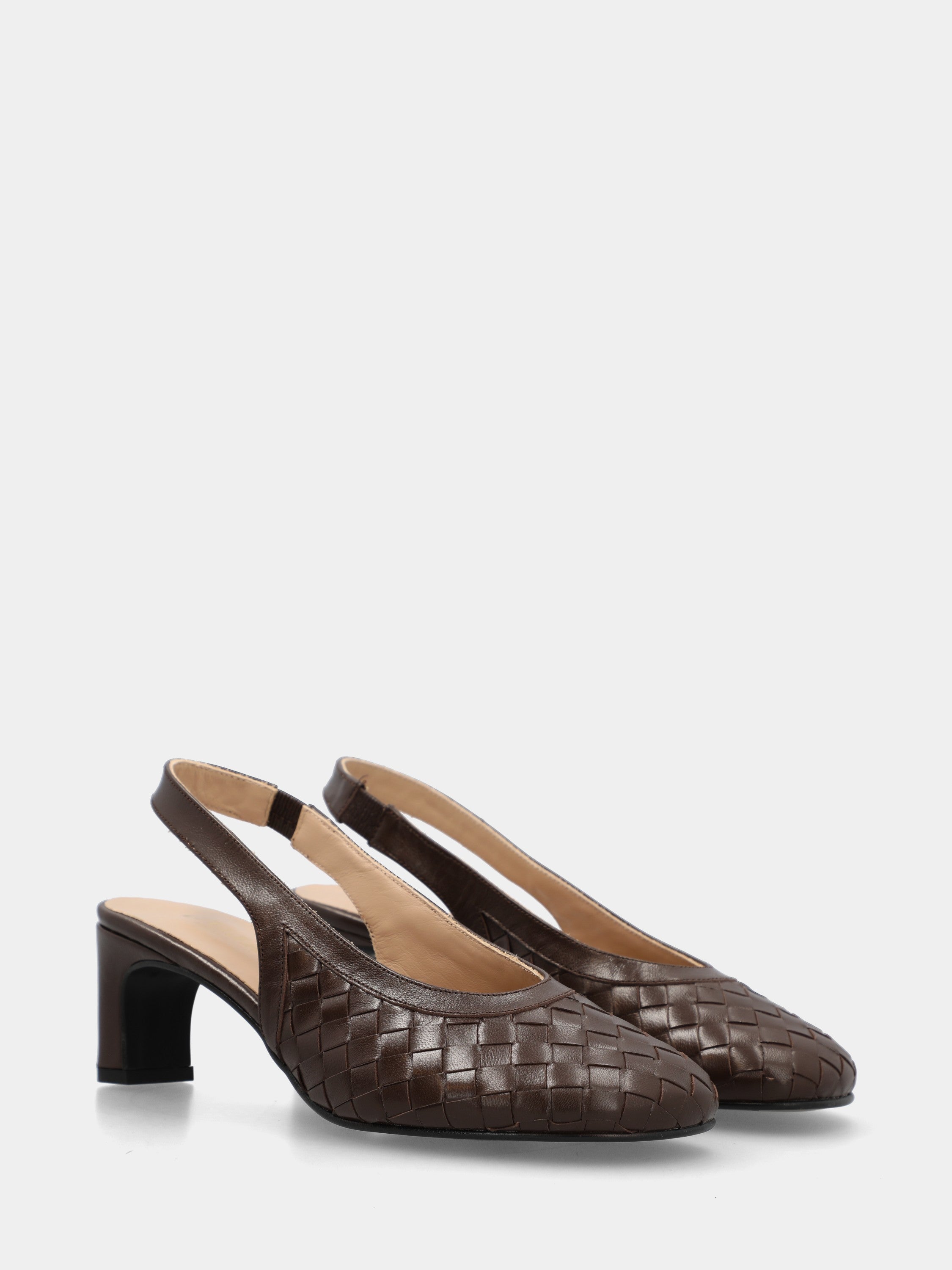 Slingback aus geflochtenem dunkelbraunem Kalbsleder mit breitem Pfennigabsatz