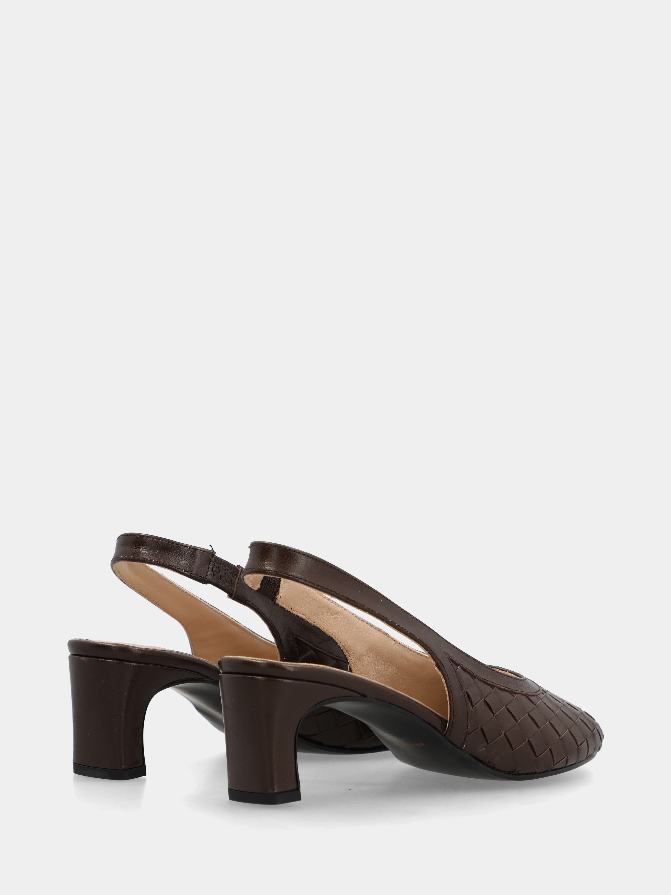 Slingback aus geflochtenem dunkelbraunem Kalbsleder mit breitem Pfennigabsatz