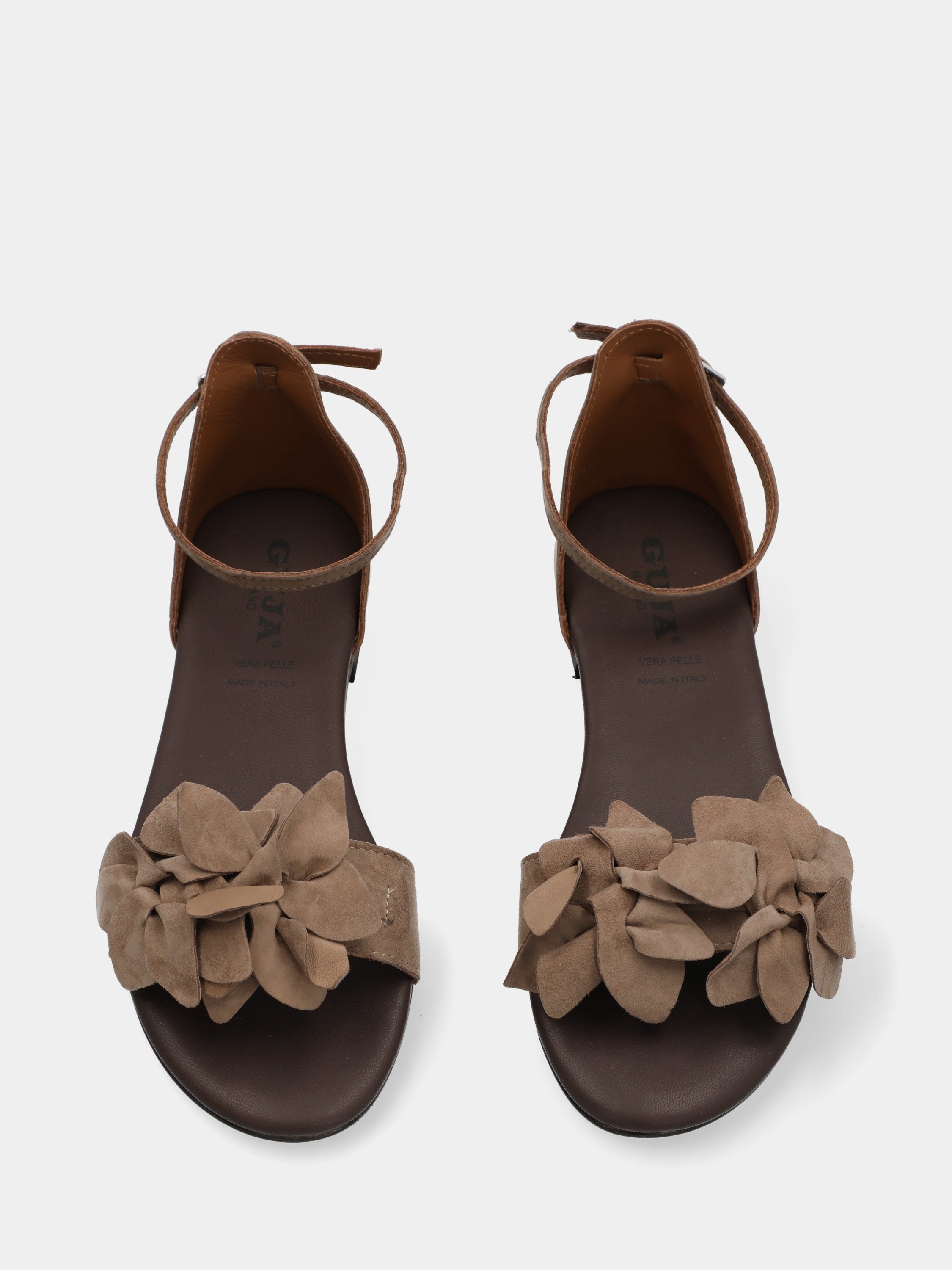 Sandalo in camoscio beige con petali sulla fascetta